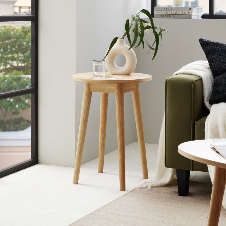Table d'appoint en chêne massif scandinave avec plateau rond pour le salon