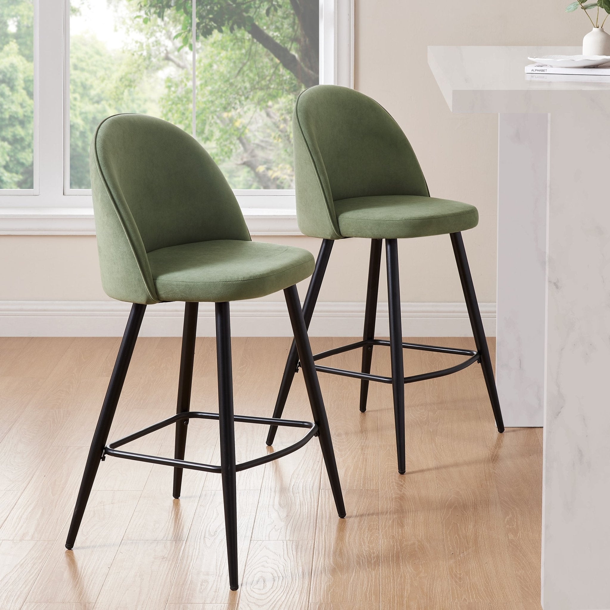 Tabouret de bar contemporain en velours vert sauge avec pieds en métal noir pour cuisine