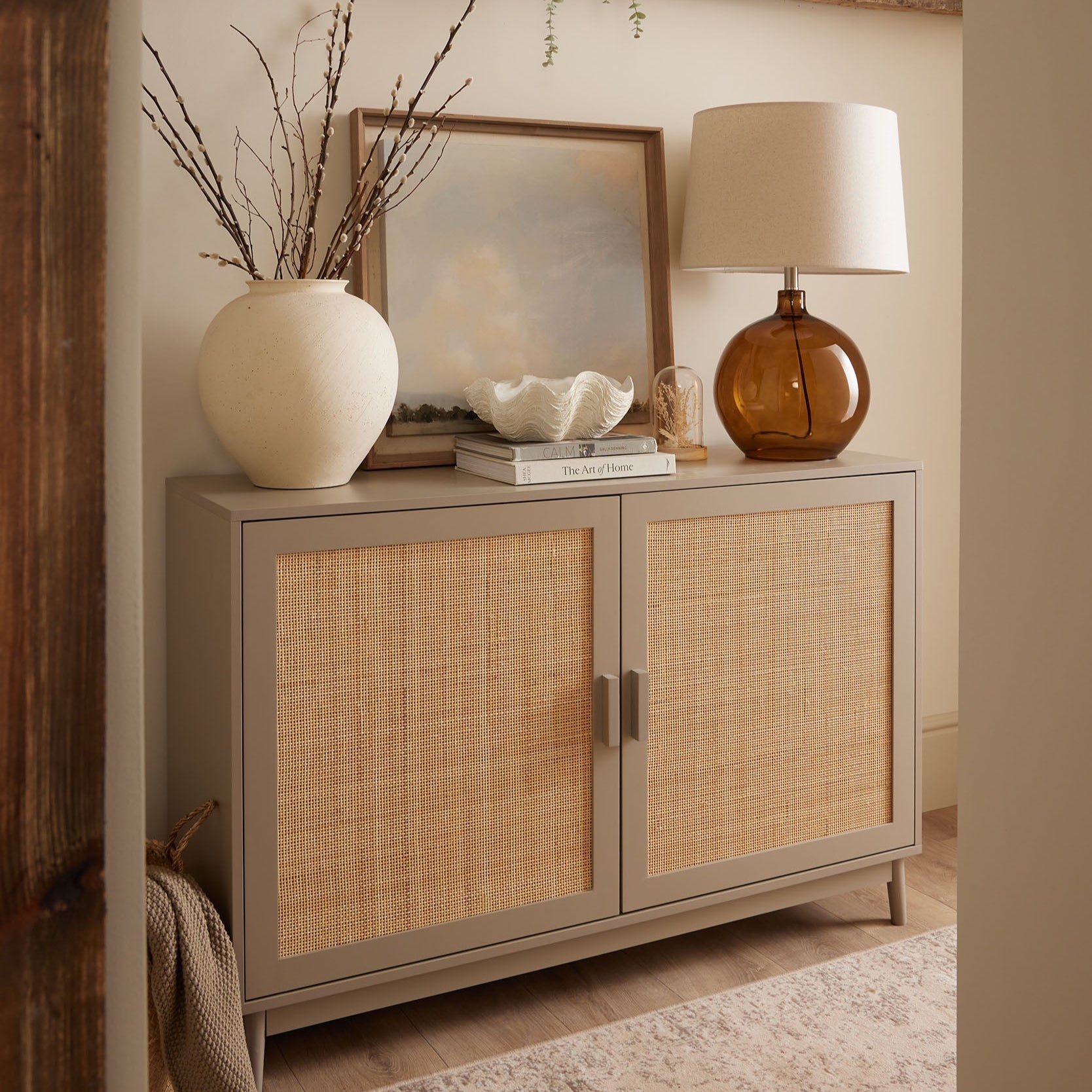Buffet peint taupe moderne aux lignes épurées pour salon