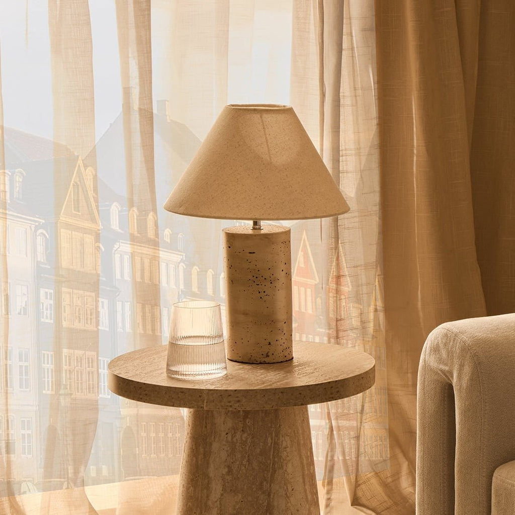 Table d'appoint contemporaine effet marbre et pierre avec design géométrique pour salon