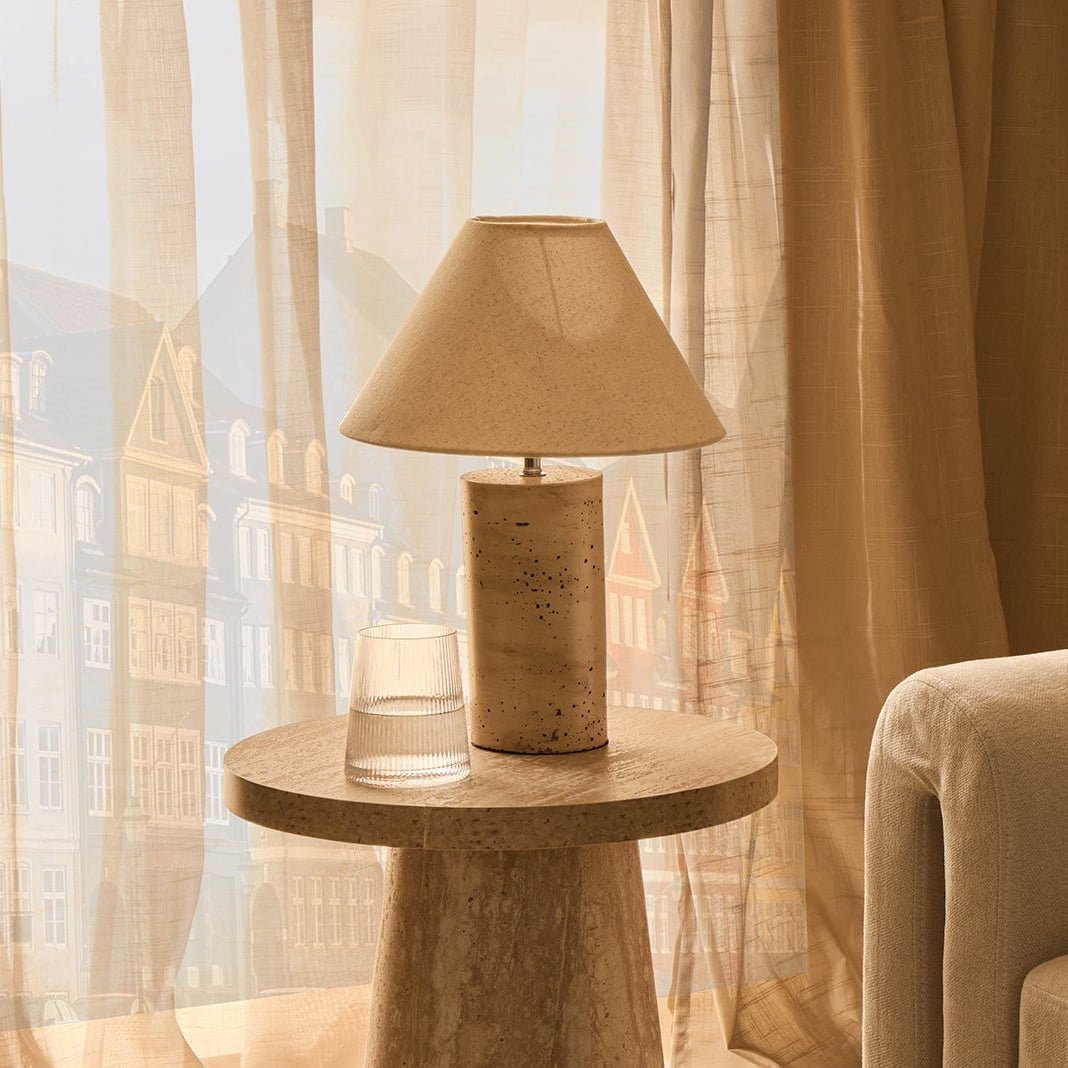 Table d'appoint contemporaine effet marbre et pierre avec design géométrique pour salon