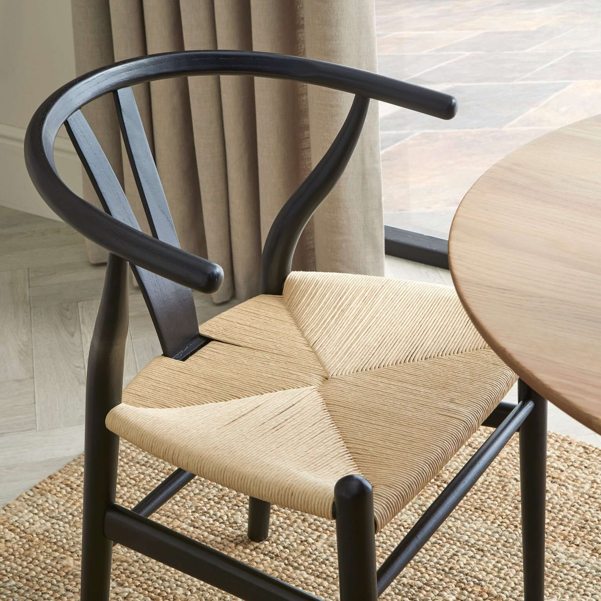Chaise de salle à manger scandinave en bois de bouleau noir avec assise en corde