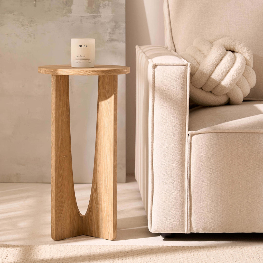 Table d'appoint scandinave en bois clair avec plateau rond pour le salon