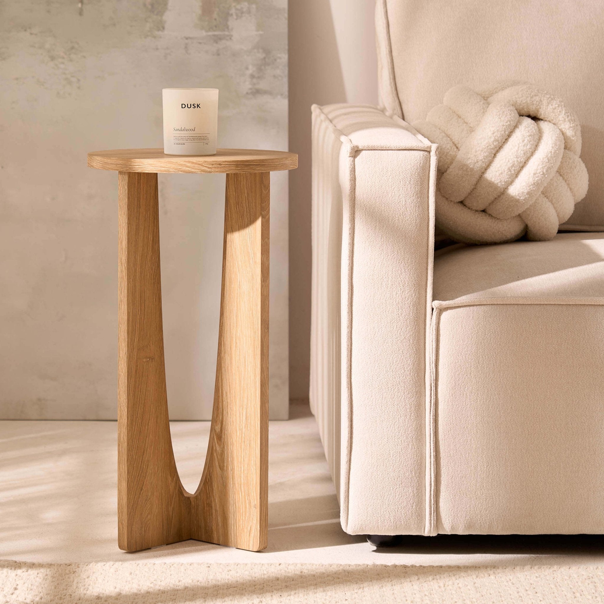 Table d'appoint scandinave en bois clair avec plateau rond pour le salon