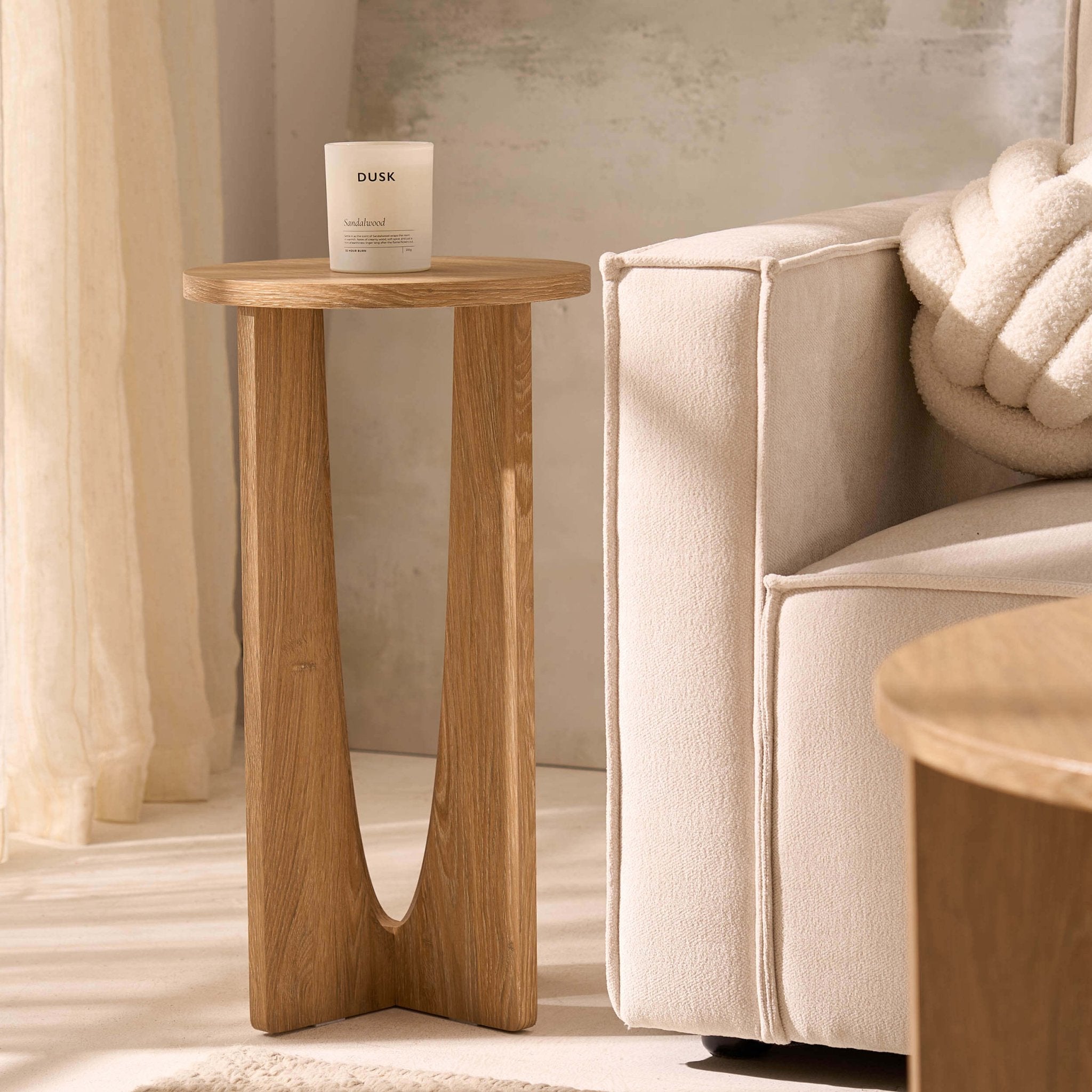 Table d'appoint scandinave en bois clair avec plateau rond pour le salon