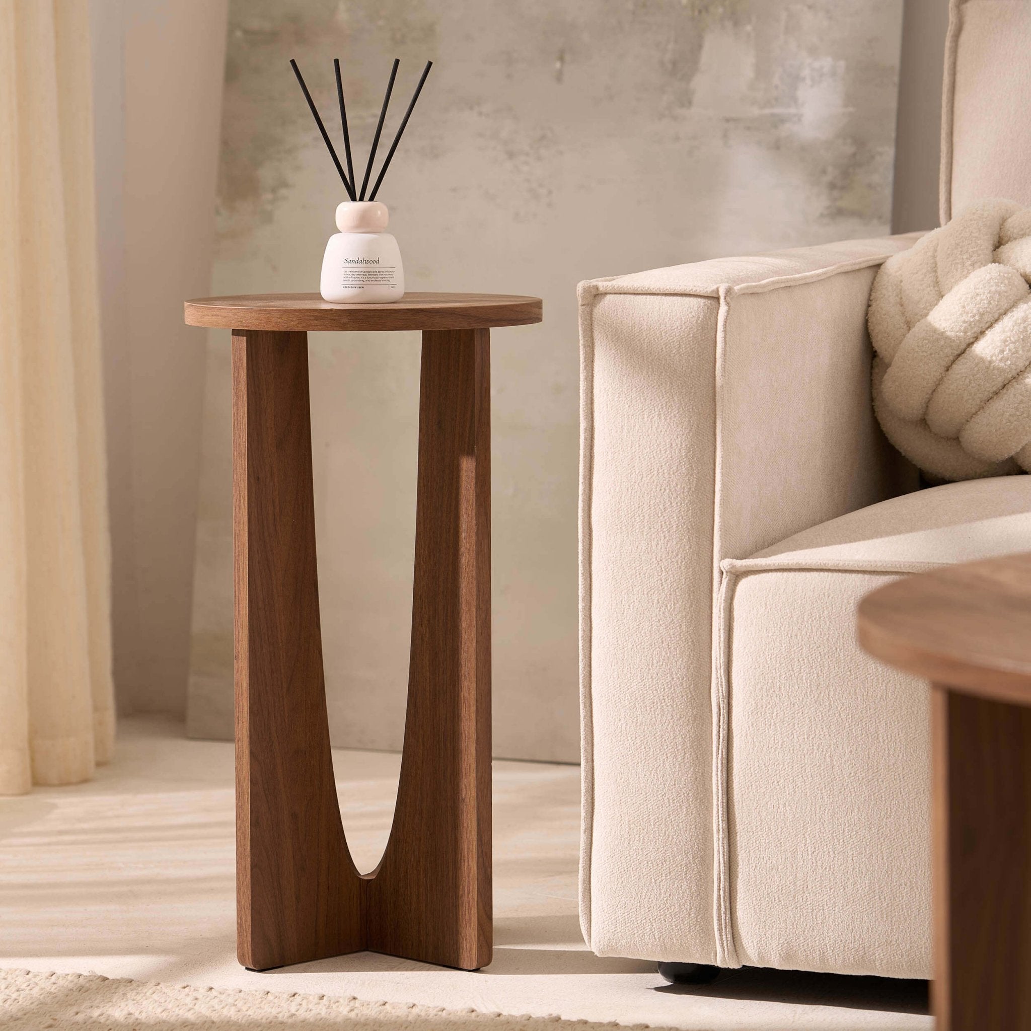 Table d'appoint scandinave en bois clair avec plateau rond pour salon