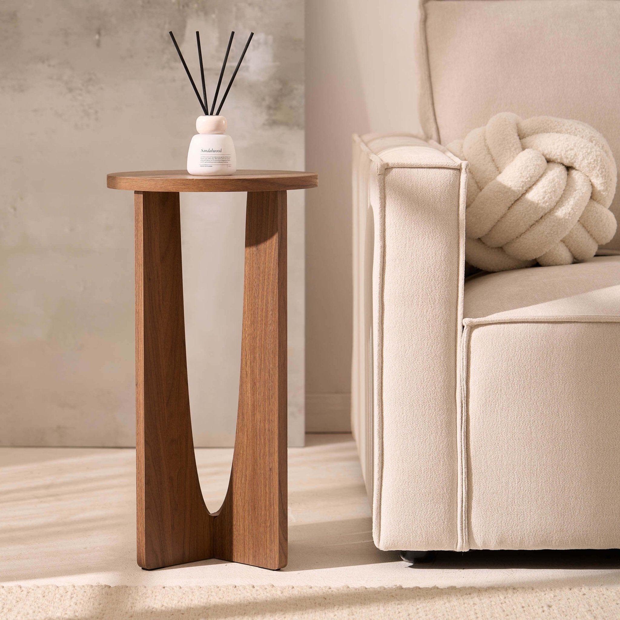 Table d'appoint scandinave en bois clair avec plateau rond pour salon