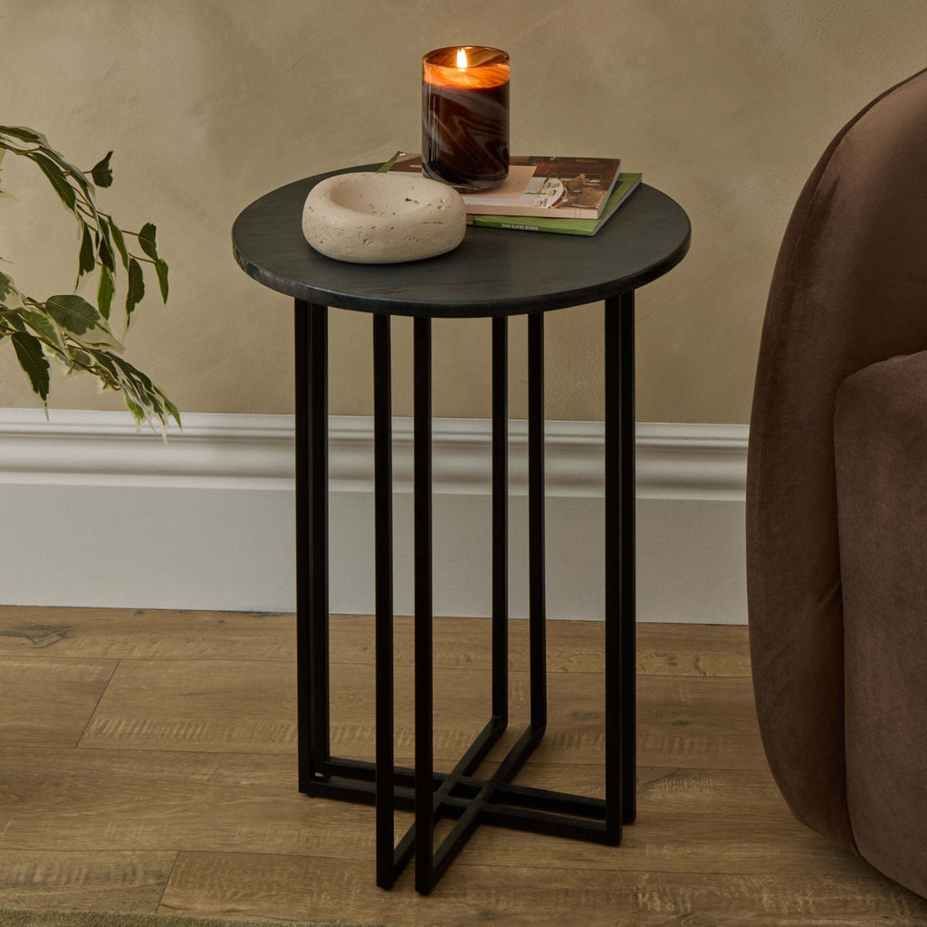 Table d'appoint de luxe à effet marbre foncé avec plateau rond pour le salon