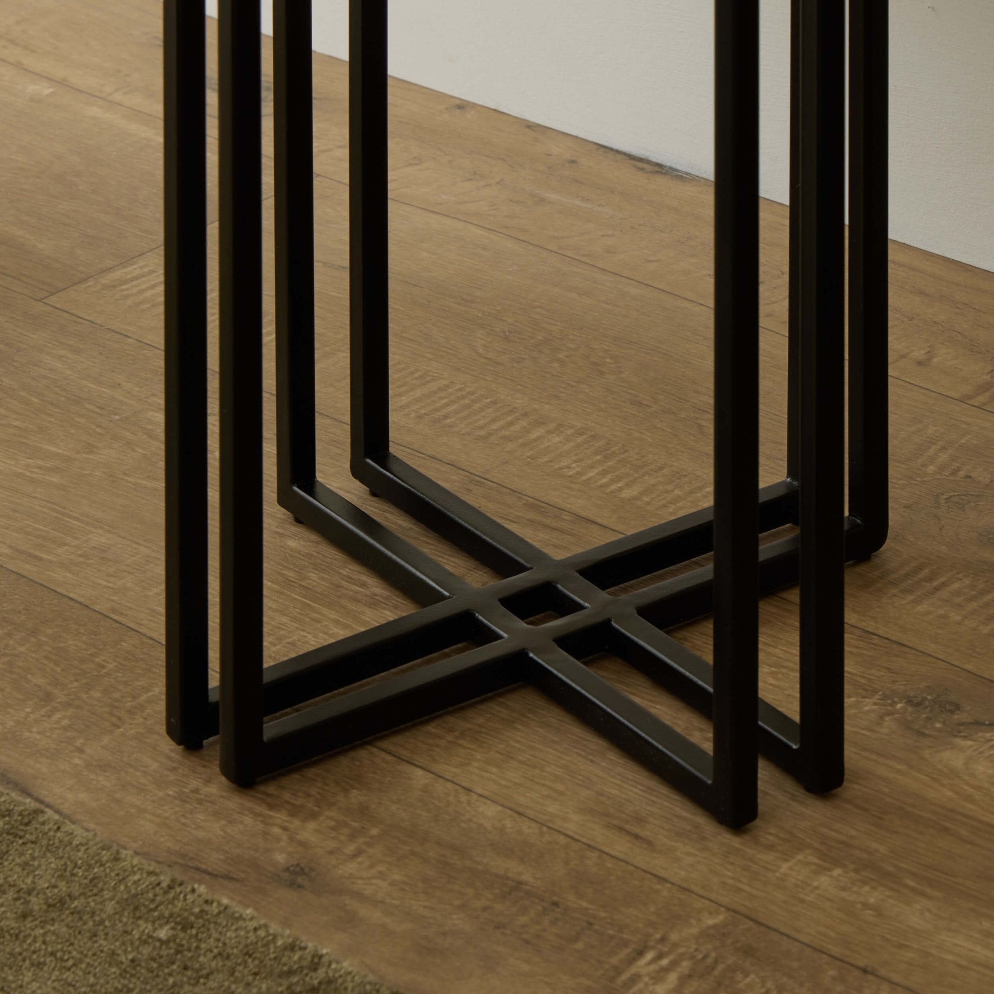 Table d'appoint de luxe à effet marbre foncé avec plateau rond pour le salon