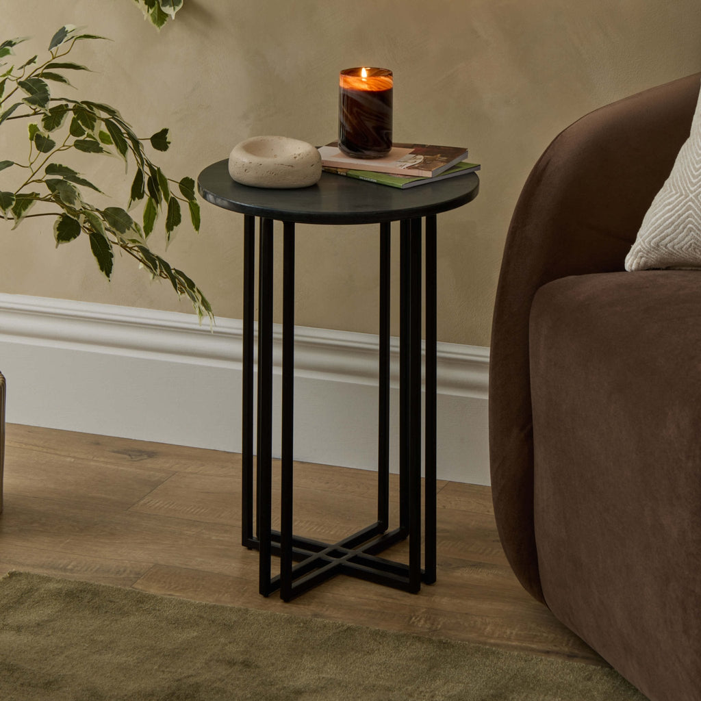 Table d'appoint de luxe à effet marbre foncé avec plateau rond pour le salon
