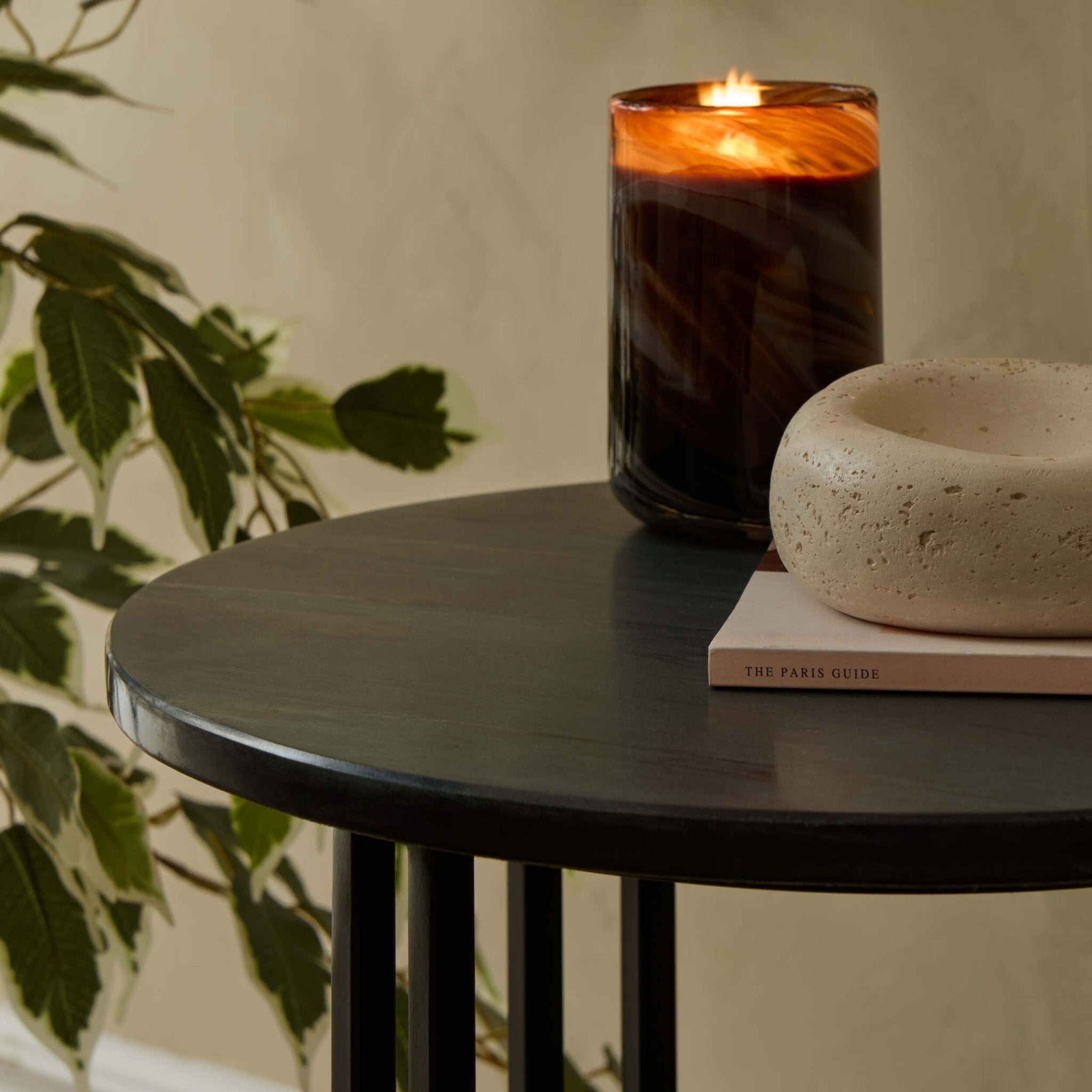Table d'appoint de luxe à effet marbre foncé avec plateau rond pour le salon