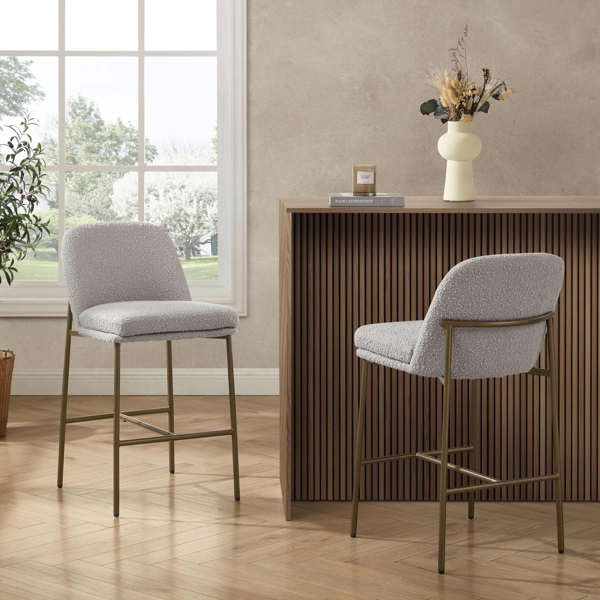 Tabouret de bar contemporain en bouclette taupe avec repose-pieds intégré pour cuisine