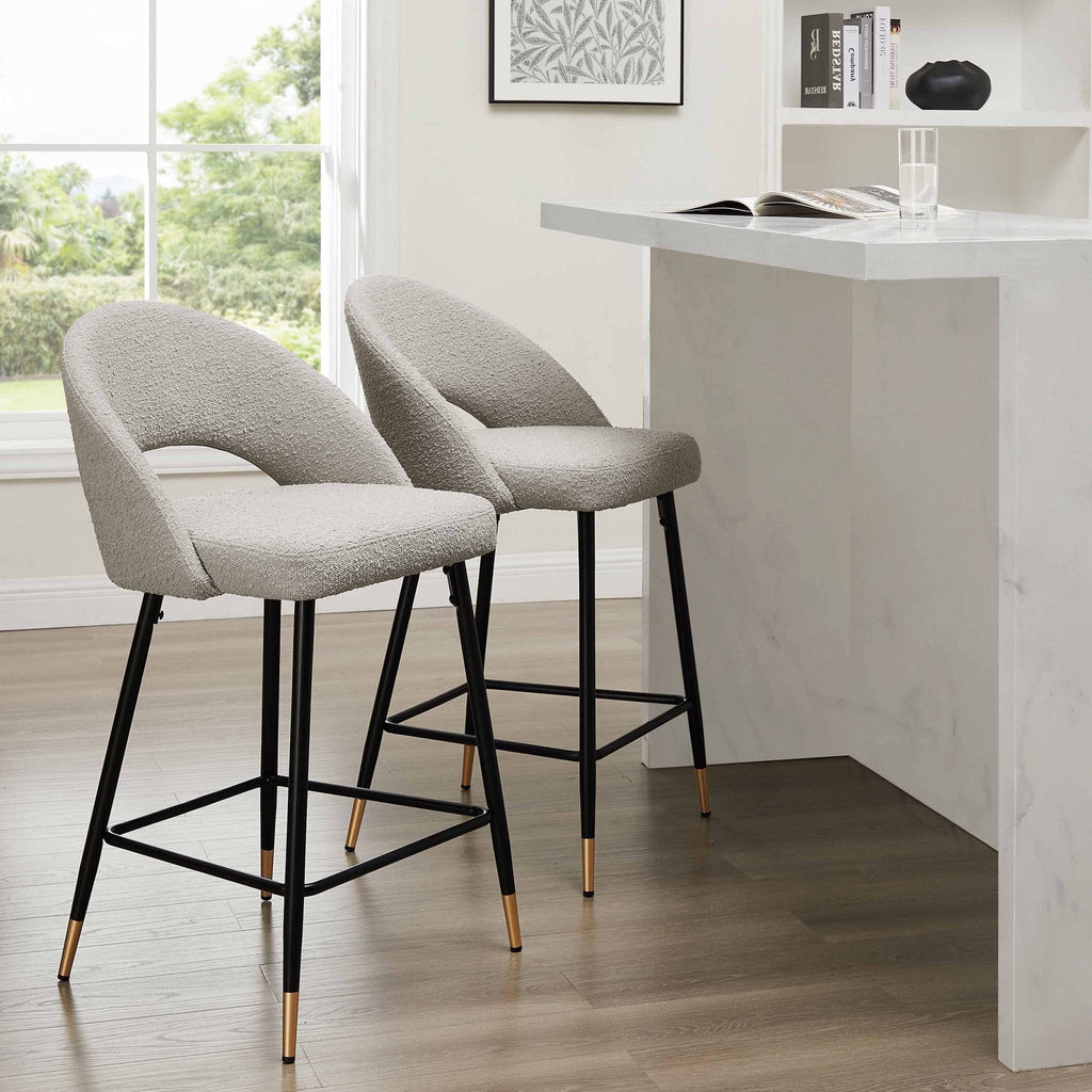 Tabouret de bar contemporain en bouclette taupe avec dossier demi-lune pour cuisine