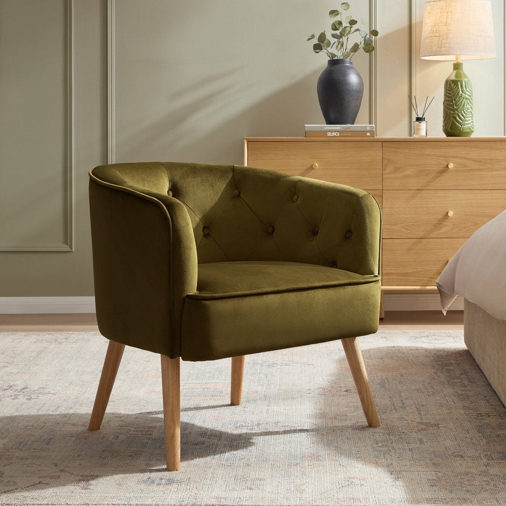 Fauteuil d'appoint rétro en lin vert riche avec cadre classique pour salon