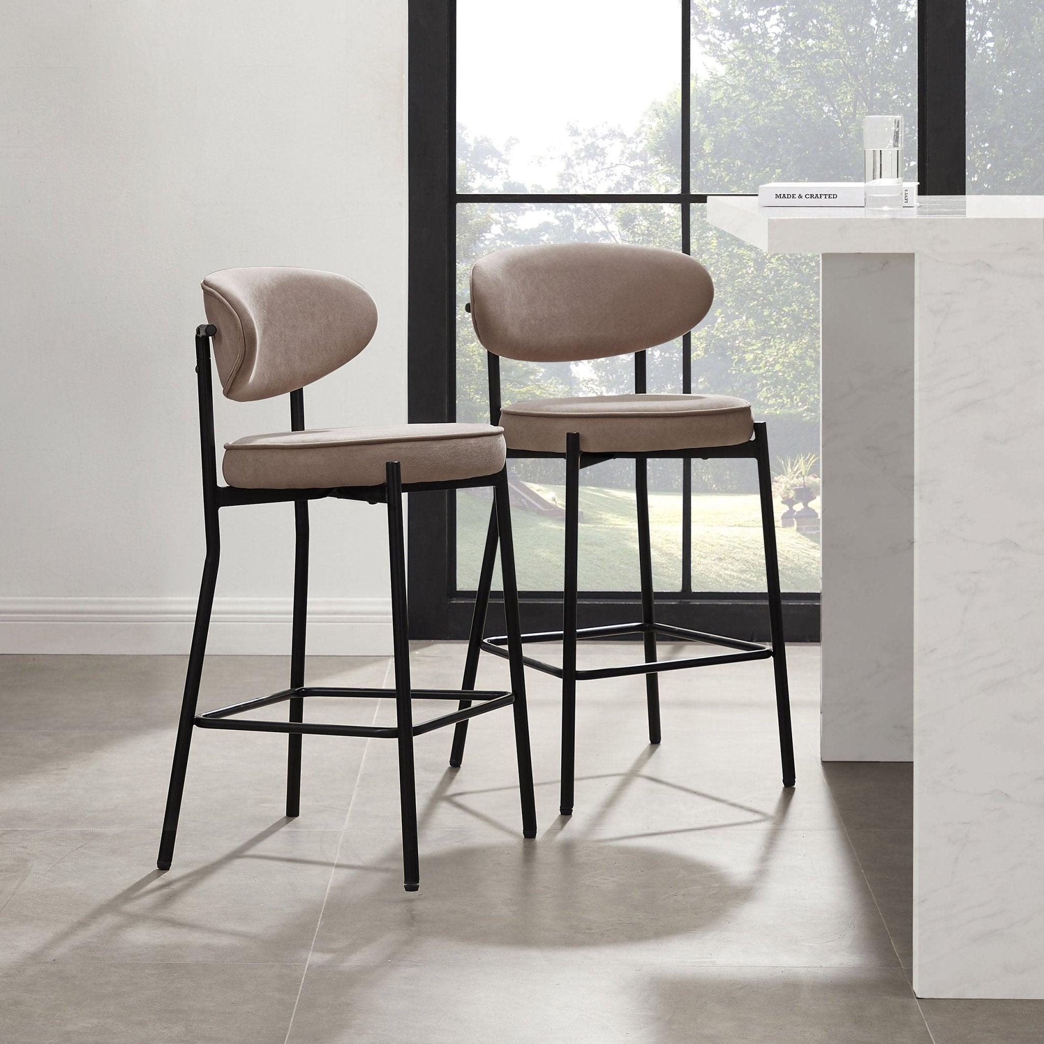 Tabouret de bar contemporain en velours sable mat, avec dossier arrondi, pour cuisine