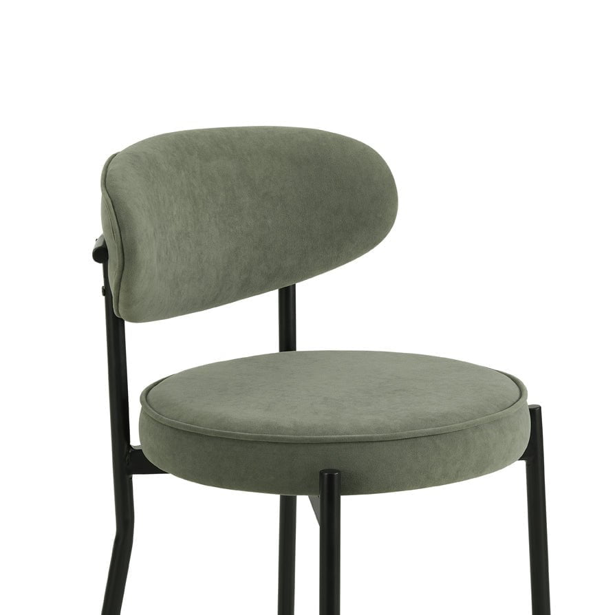 Chaise de salle à manger contemporaine en velours mat vert sauge avec dossier arrondi