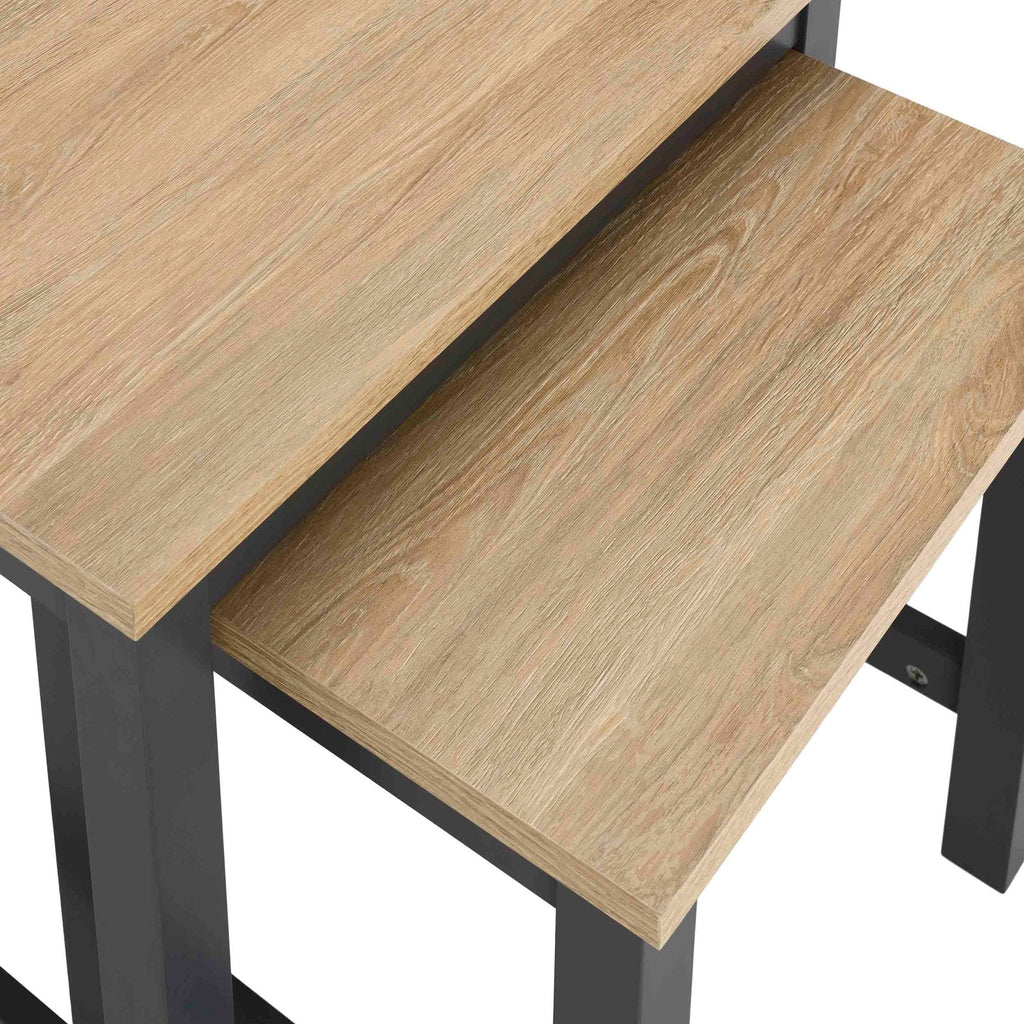 Table d'appoint minimaliste peinte au fusain au design compact pour le salon