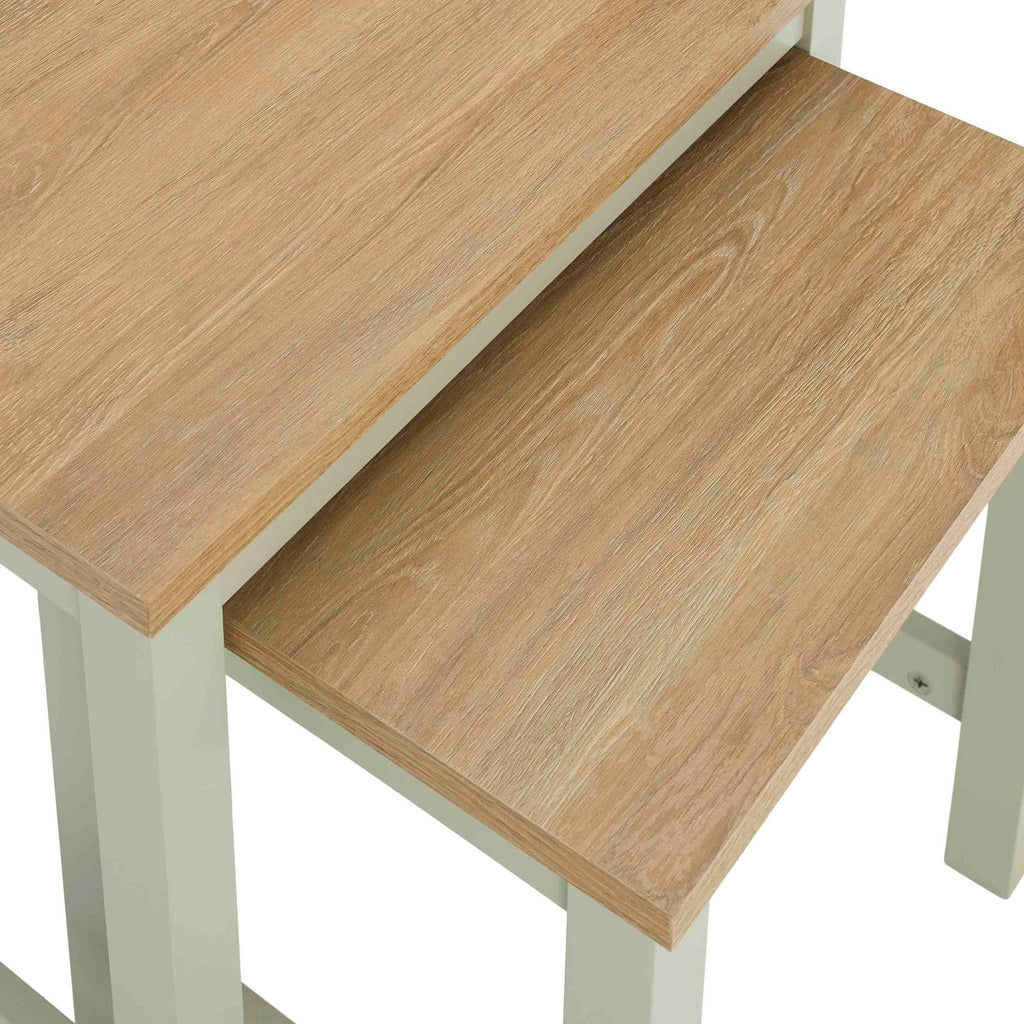 Table d'appoint minimaliste vert sauge avec design compact pour salon