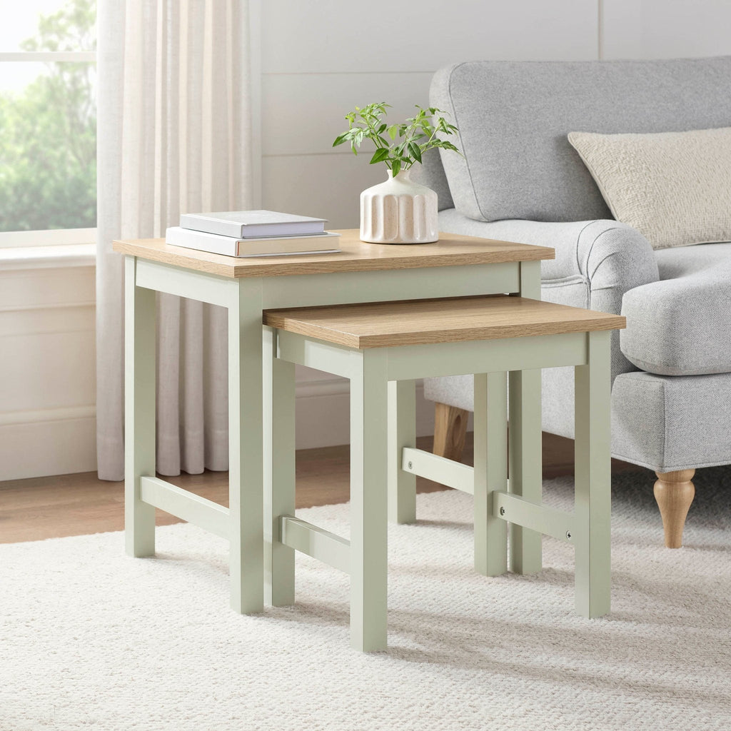 Table d'appoint minimaliste vert sauge avec design compact pour salon