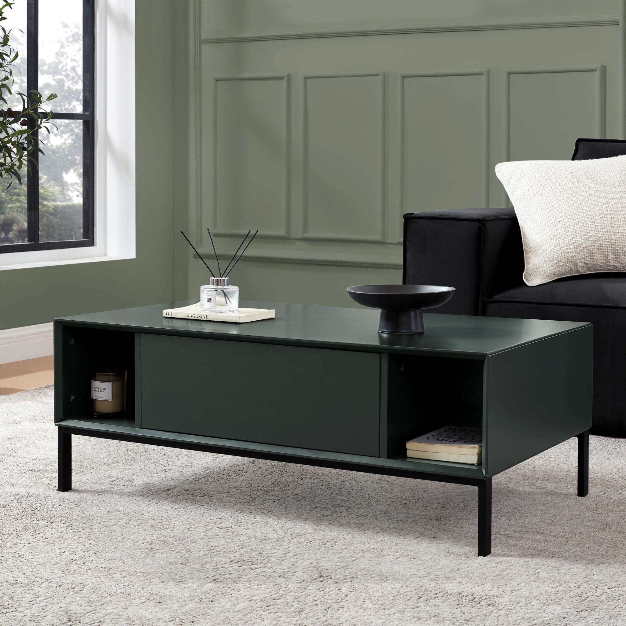 Table basse contemporaine vert forêt avec étagère ouverte pour salon