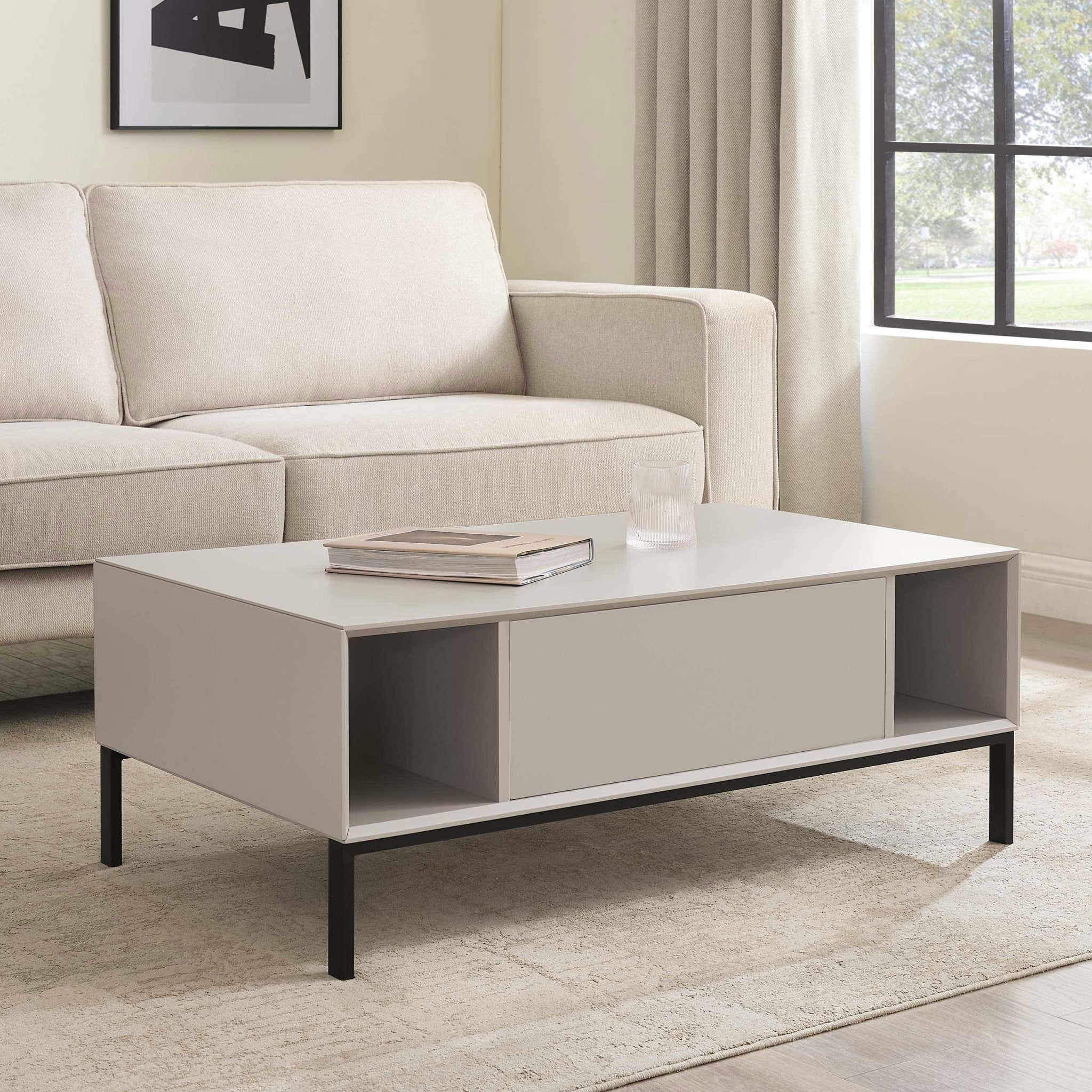 Table basse taupe contemporaine avec étagère ouverte pour le rangement dans le salon