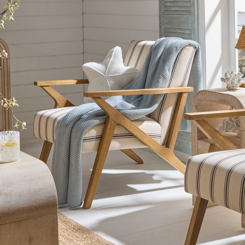 Fauteuil d'appoint en tissu rayé bleu côtier au design décontracté pour le salon