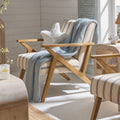Fauteuil d'appoint en tissu rayé bleu côtier au design décontracté pour le salon