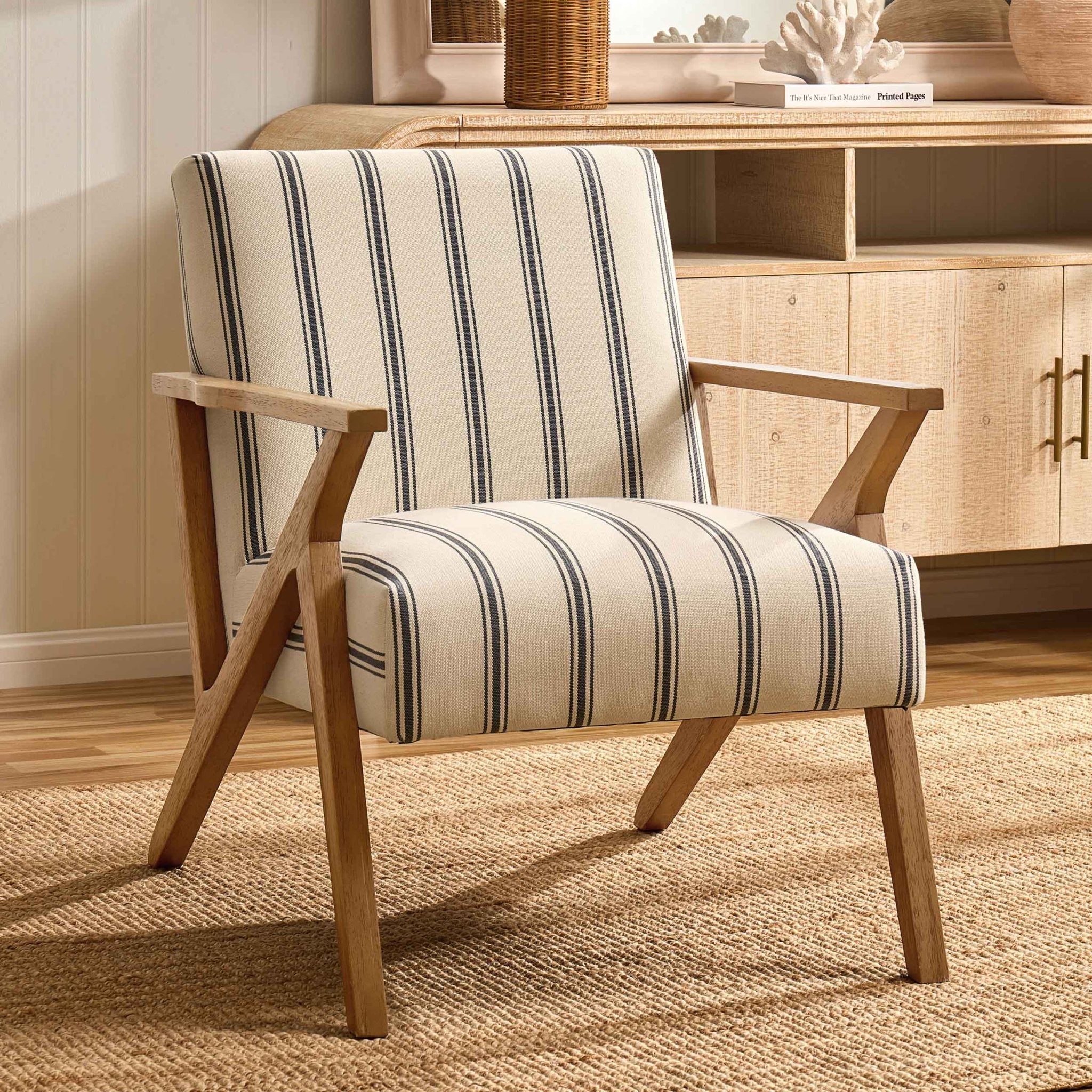 Fauteuil d'appoint en tissu rayé bleu côtier au design décontracté pour le salon