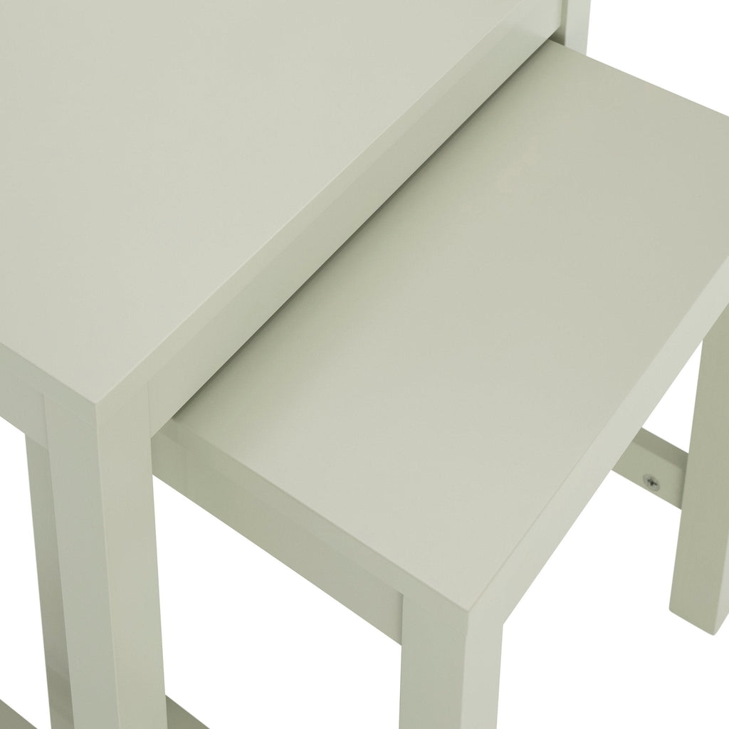 Table d'appoint vert sauge moderne avec étagère ouverte pour salon