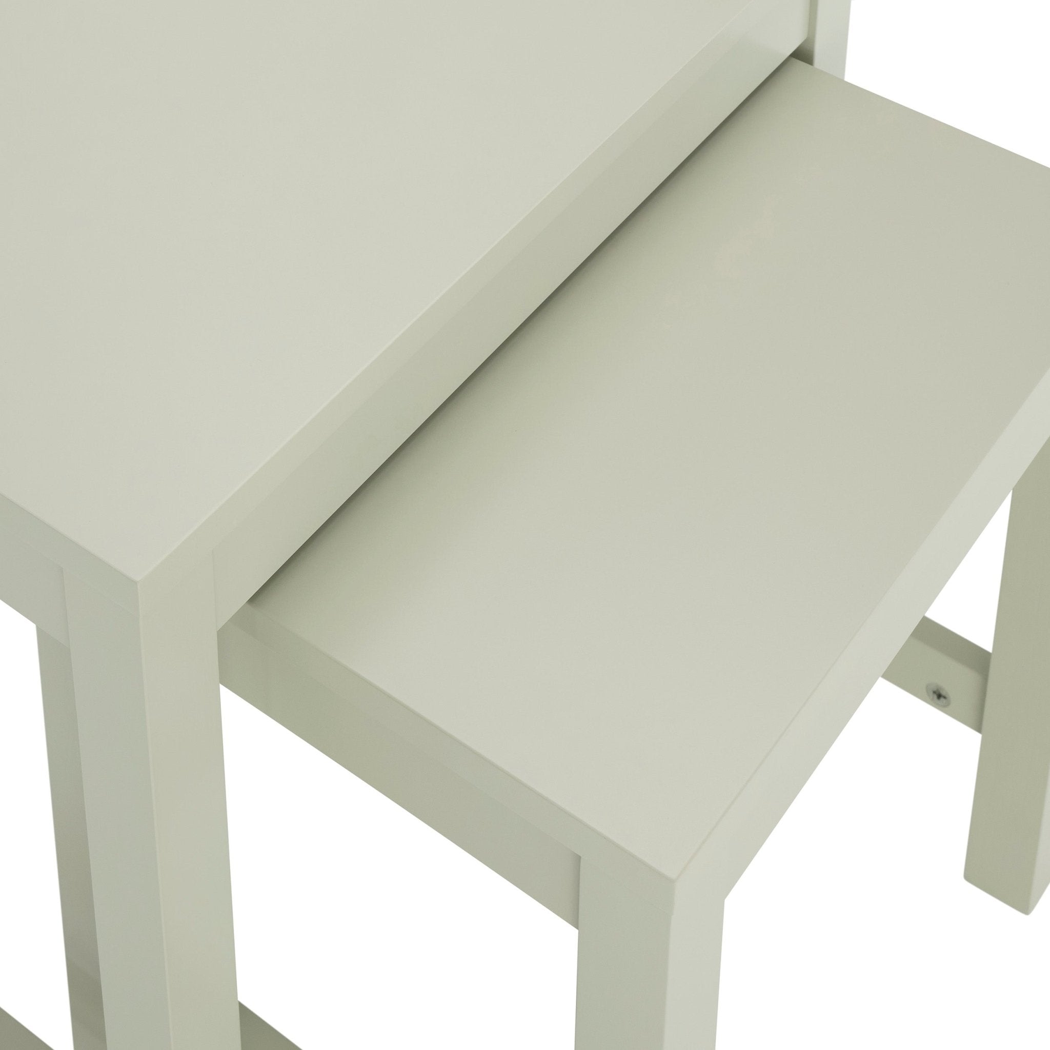 Table d'appoint vert sauge moderne avec étagère ouverte pour salon