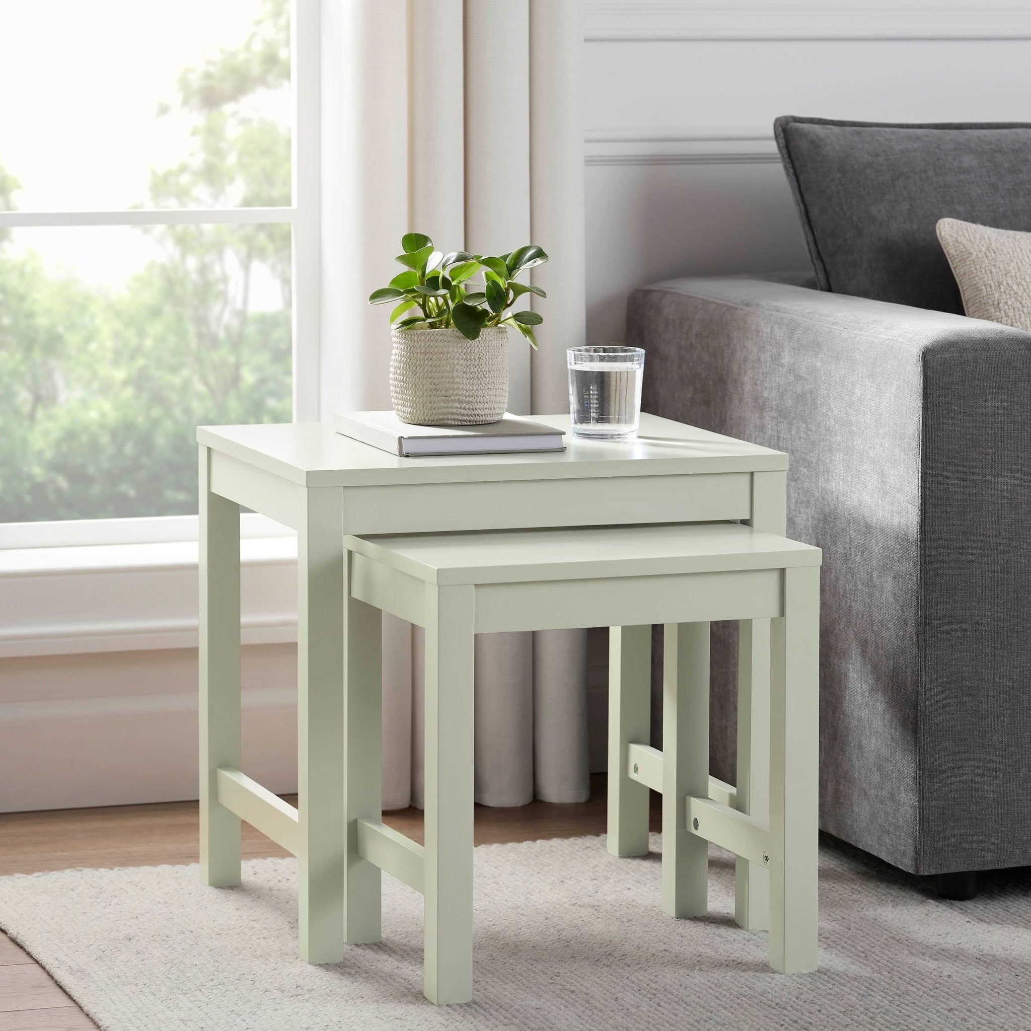 Table d'appoint vert sauge moderne avec étagère ouverte pour salon