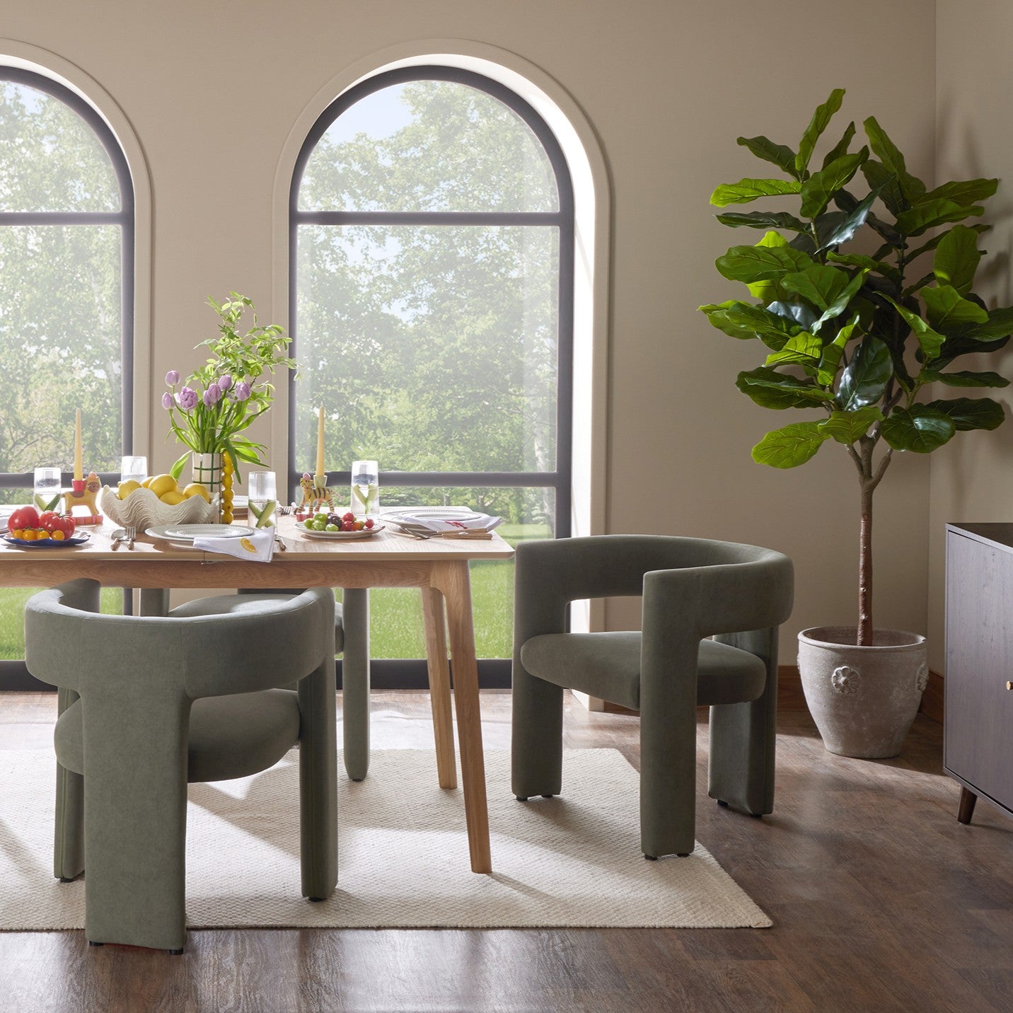 Chaise de salle à manger contemporaine en tissu vert sauge au design incurvé