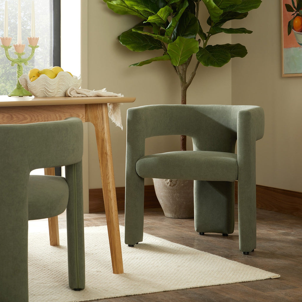 Chaise de salle à manger contemporaine en tissu vert sauge au design incurvé
