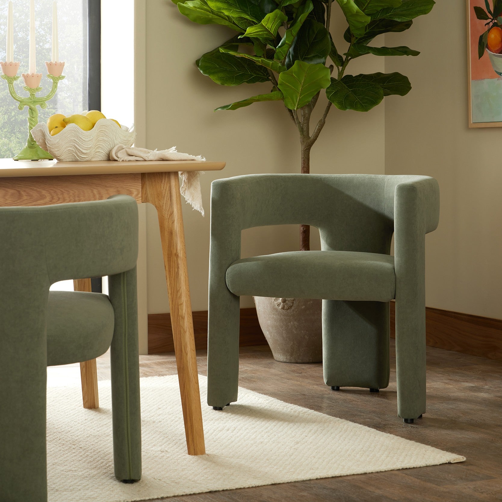 Chaise de salle à manger contemporaine en tissu vert sauge au design incurvé