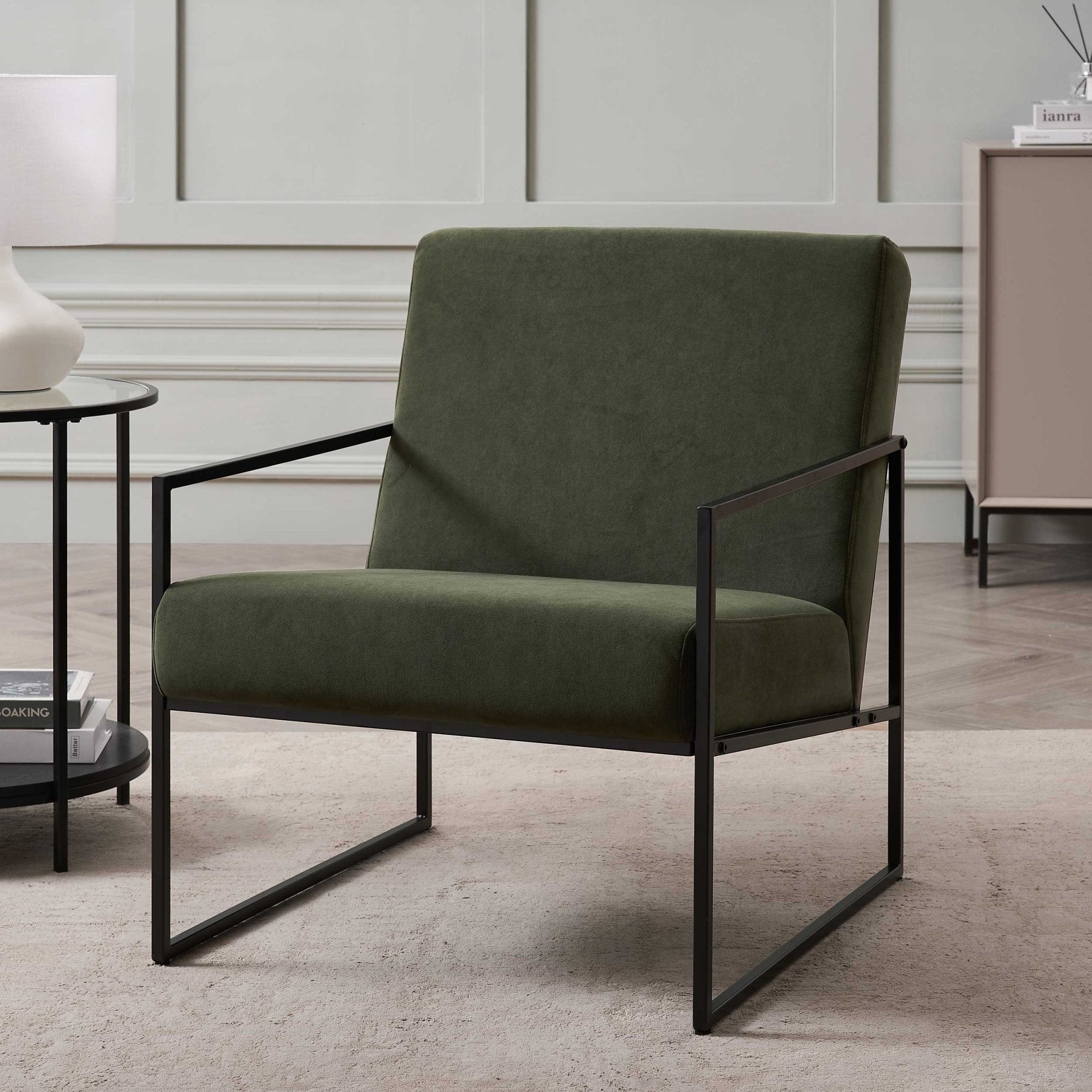 Fauteuil d'appoint moderne en tissu olive foncé avec un design peu encombrant pour le salon