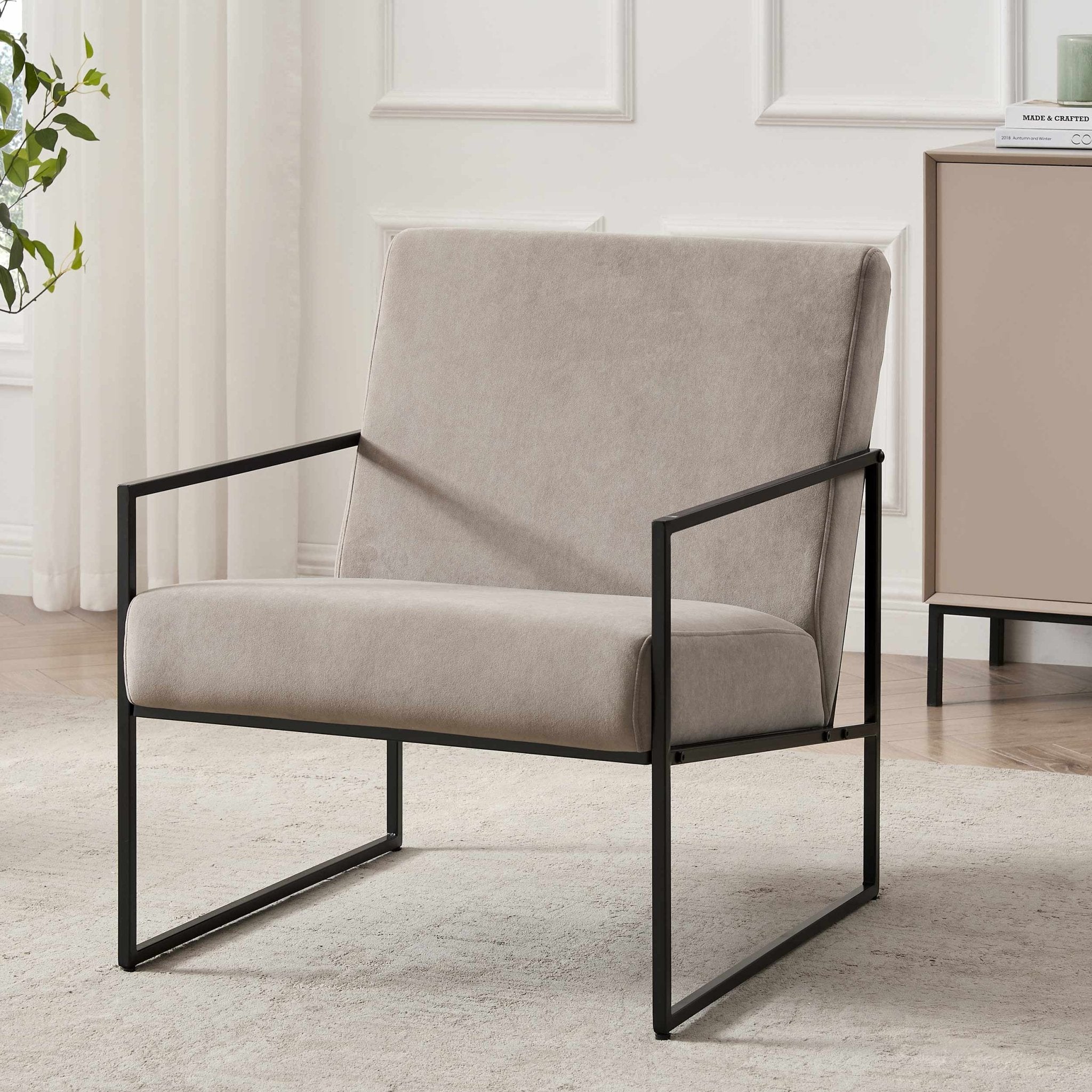 Fauteuil d'appoint moderne en tissu taupe avec design peu encombrant pour salon