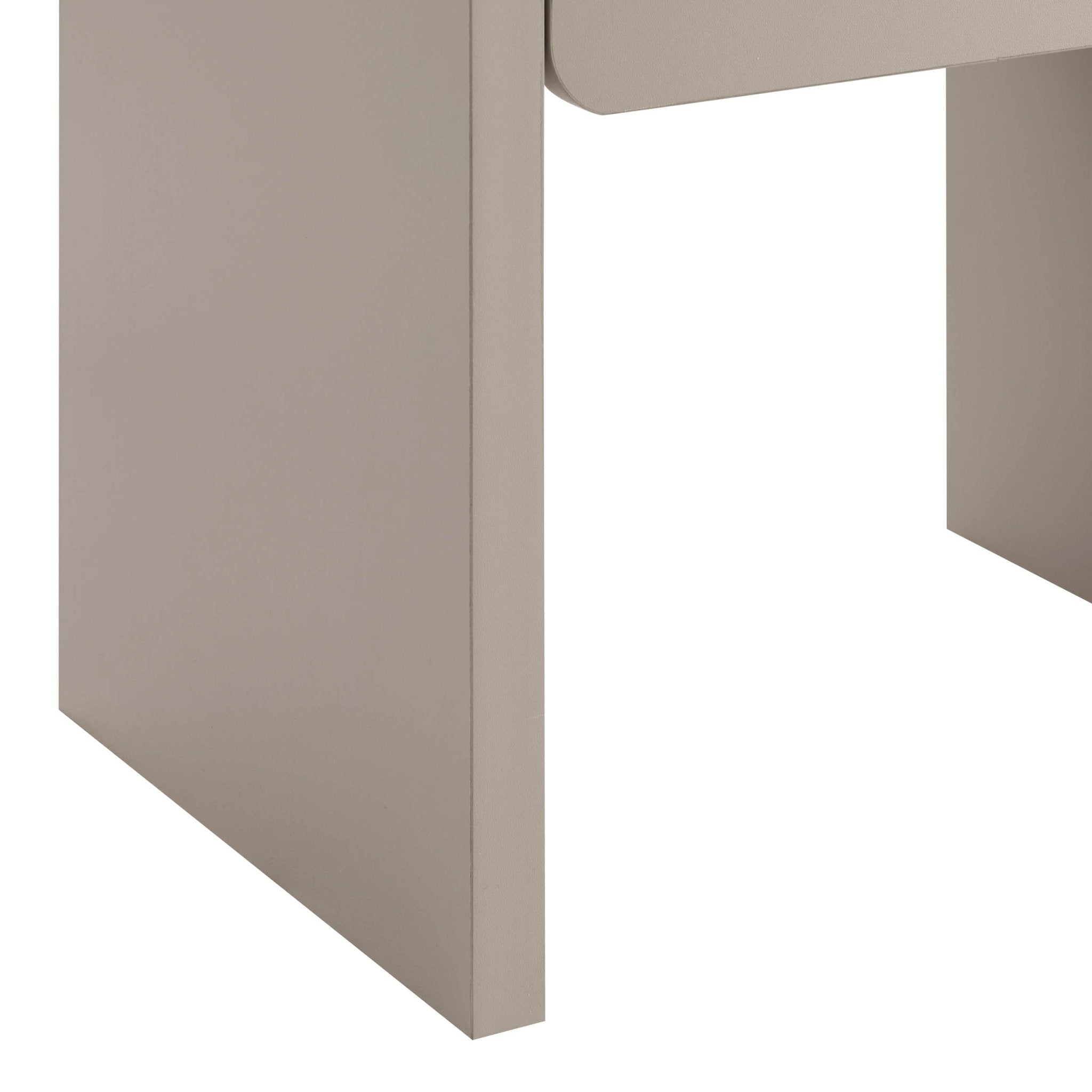 Table d'appoint organique en tissu taupe avec design sculptural doux pour le salon