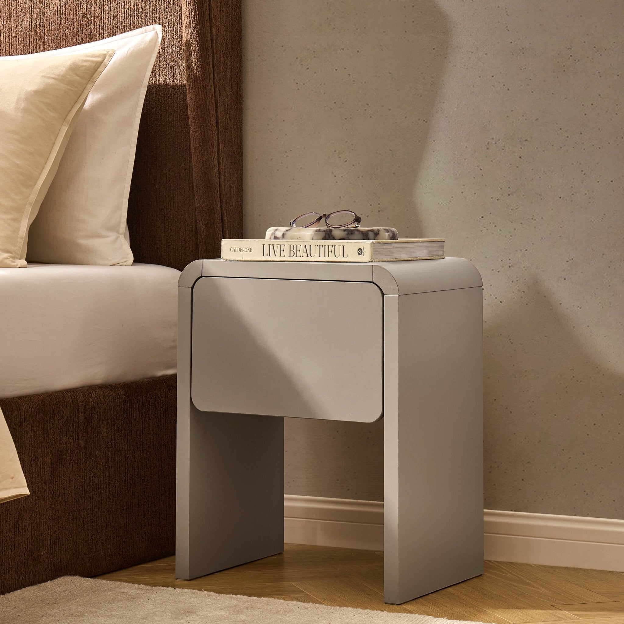 Table d'appoint organique en tissu taupe avec design sculptural doux pour le salon