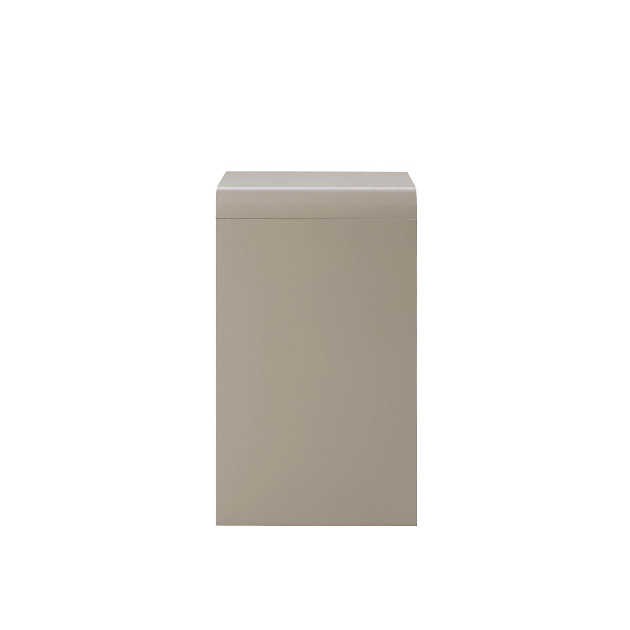 Table d'appoint organique en tissu taupe avec design sculptural doux pour le salon
