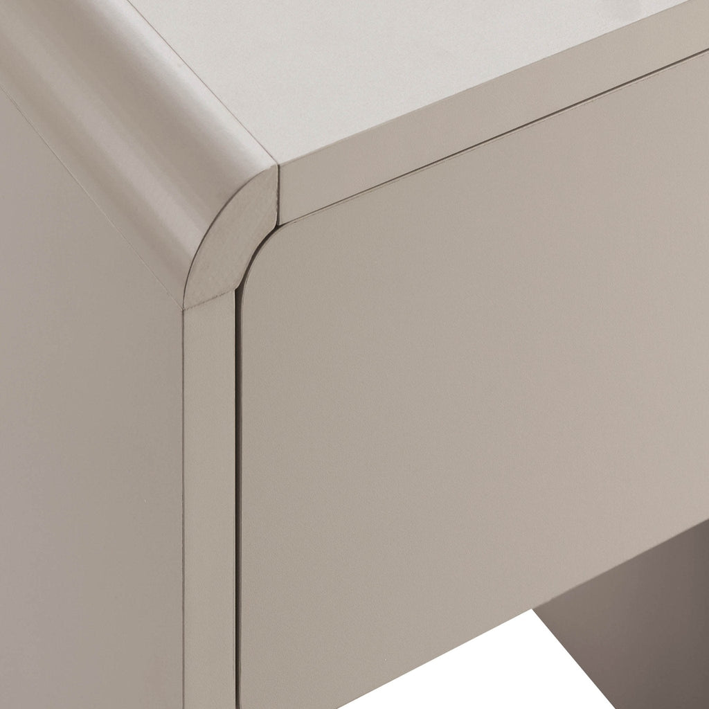 Table d'appoint organique en tissu taupe avec design sculptural doux pour le salon