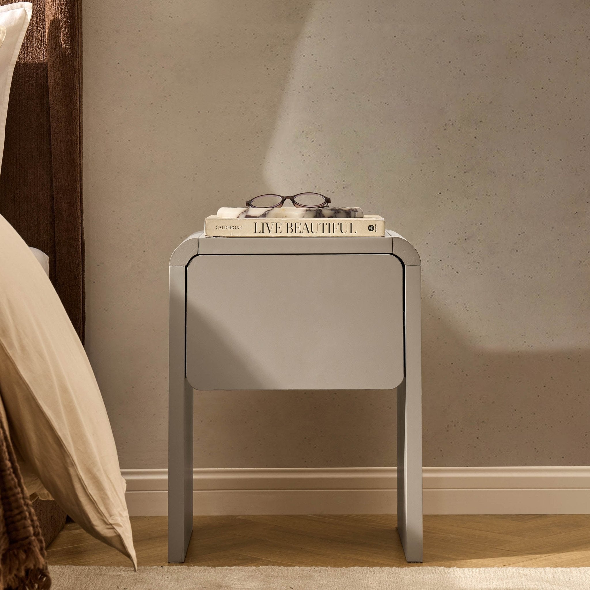 Table d'appoint organique en tissu taupe avec design sculptural doux pour le salon