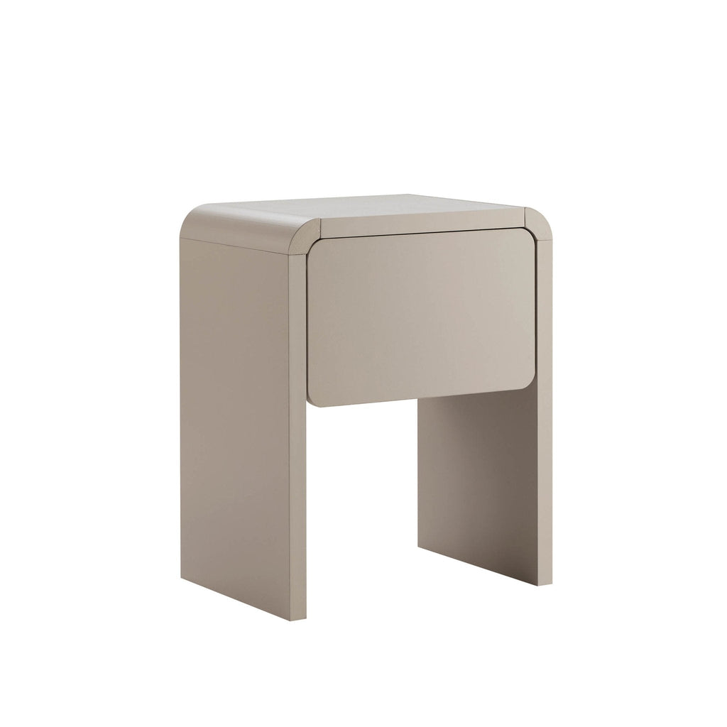 Table d'appoint organique en tissu taupe avec design sculptural doux pour le salon