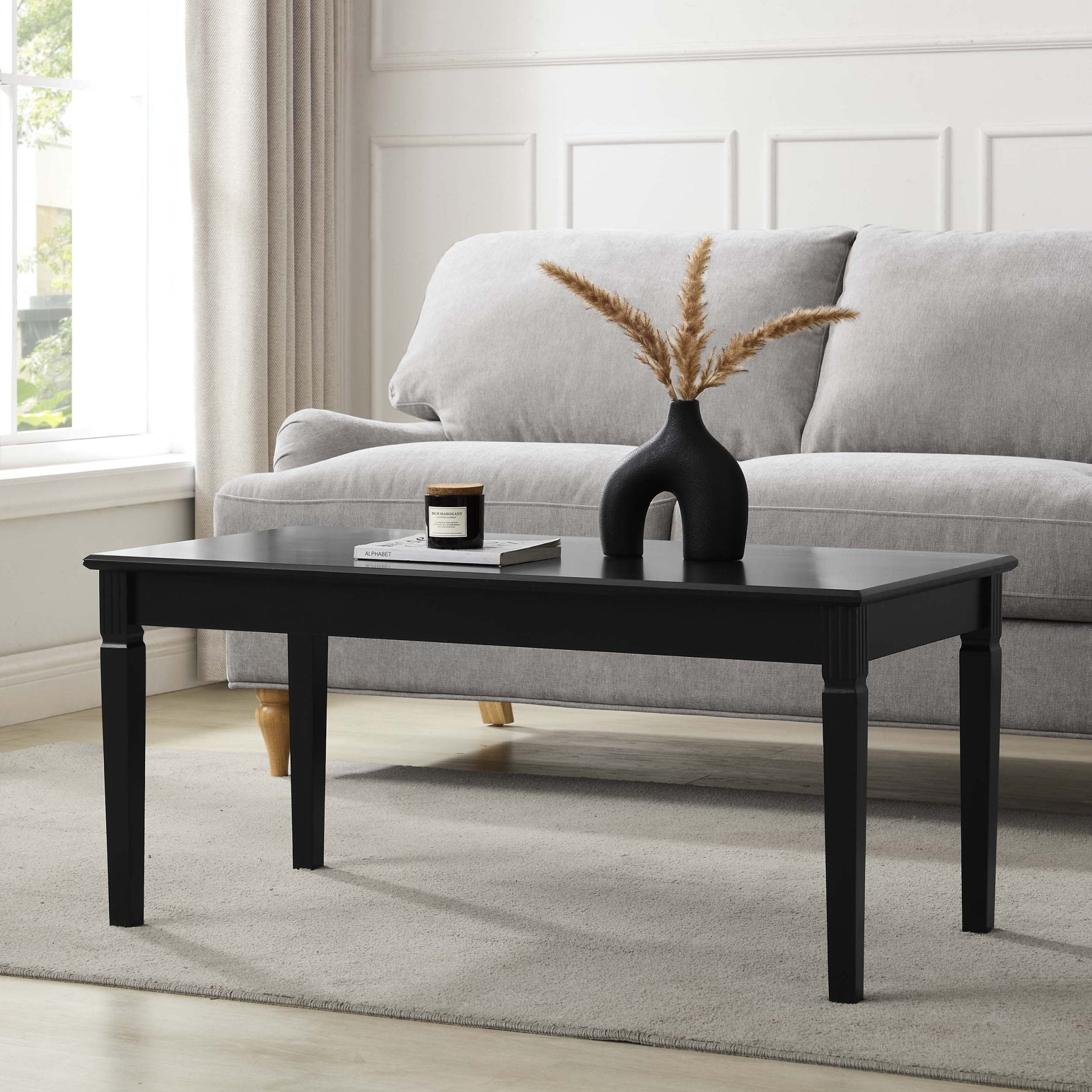 Table basse noire peinte classique aux lignes épurées pour salon