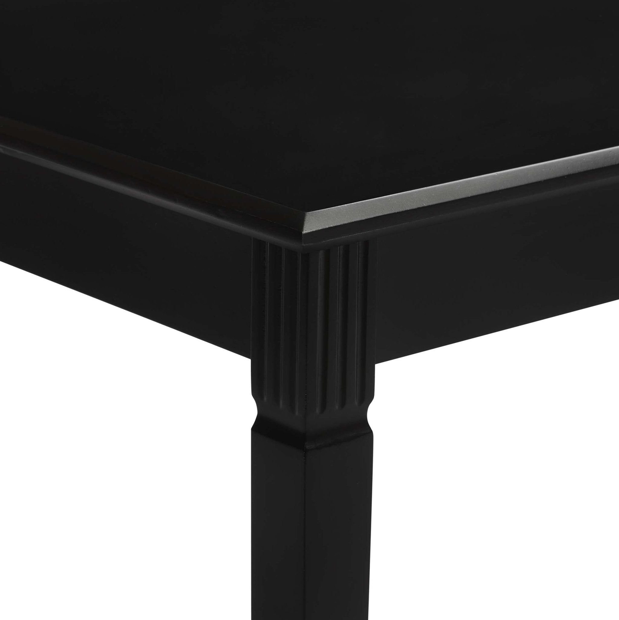 Table basse noire peinte classique aux lignes épurées pour salon