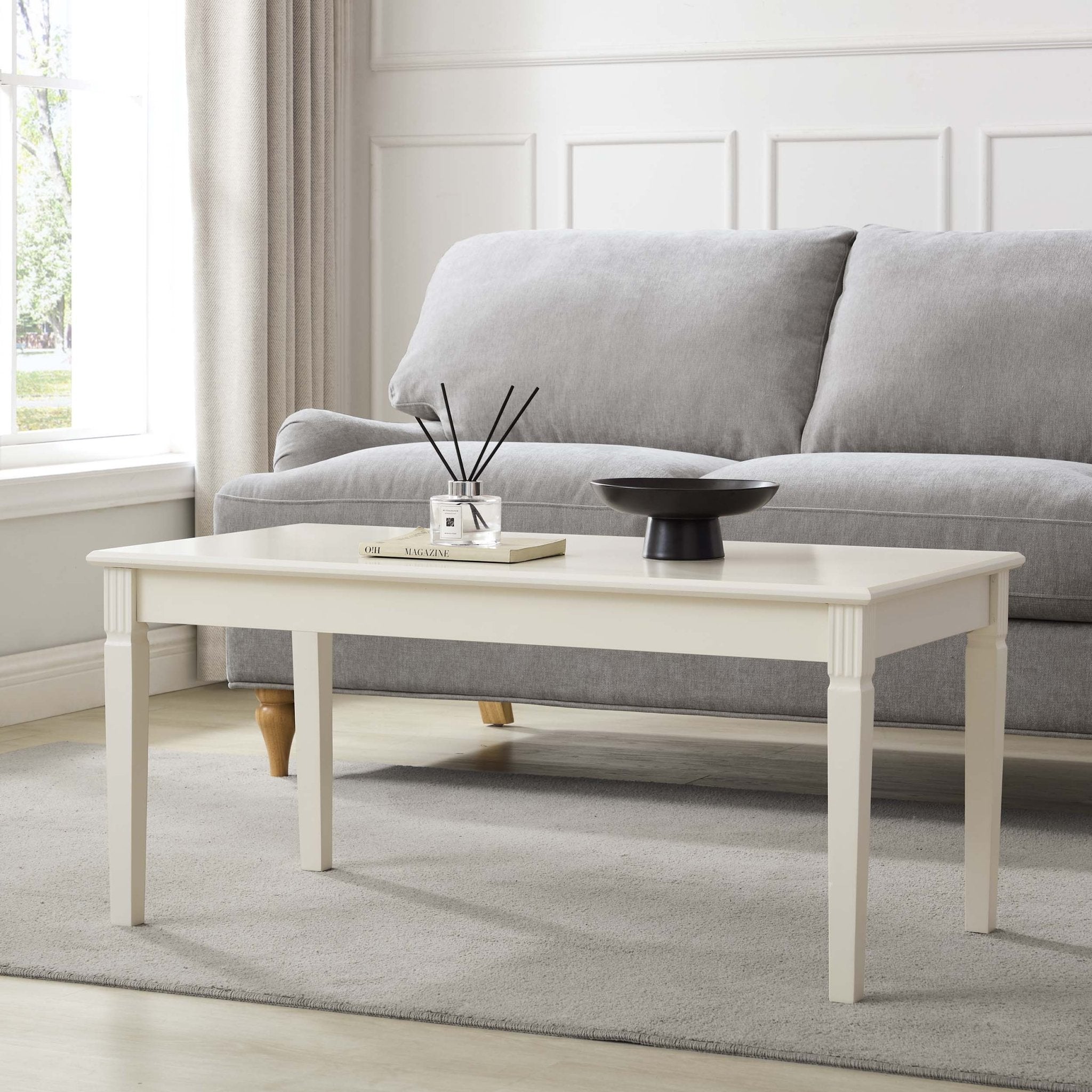 Table basse crème laquée, de style classique et aux lignes épurées pour le salon