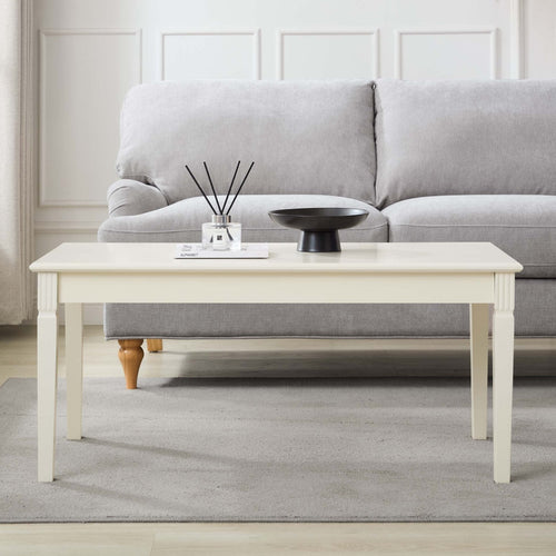 Table basse crème laquée, de style classique et aux lignes épurées pour le salon