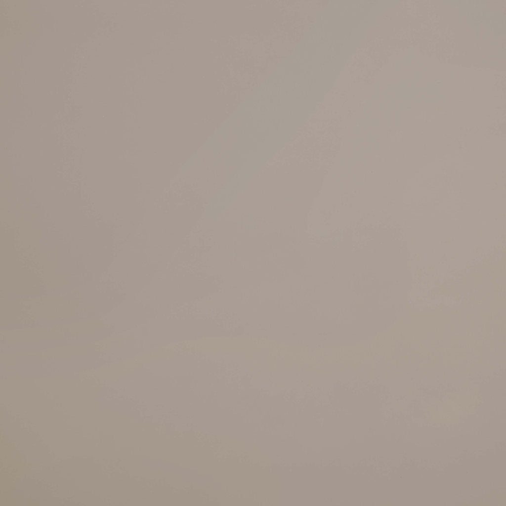 Table basse taupe classique peinte aux lignes épurées pour le salon