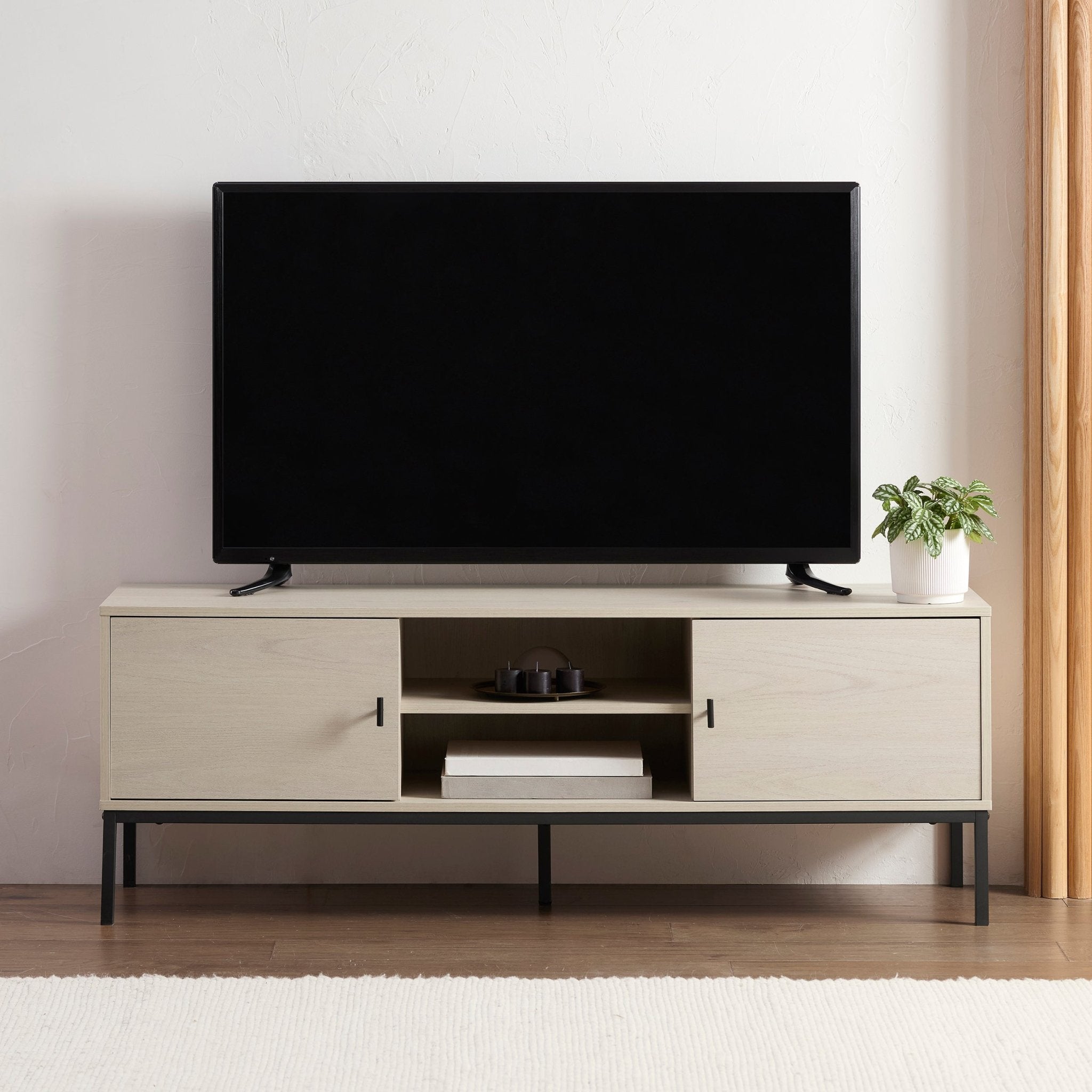 Meuble TV en bois clair scandinave avec étagères ouvertes pour téléviseurs jusqu'à 60 pouces pour salon