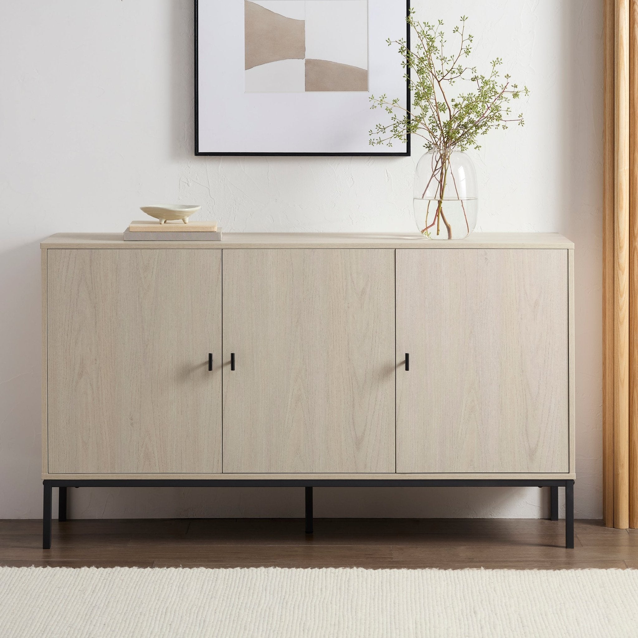 Bahut en bois clair scandinave avec grand espace de rangement pour le salon