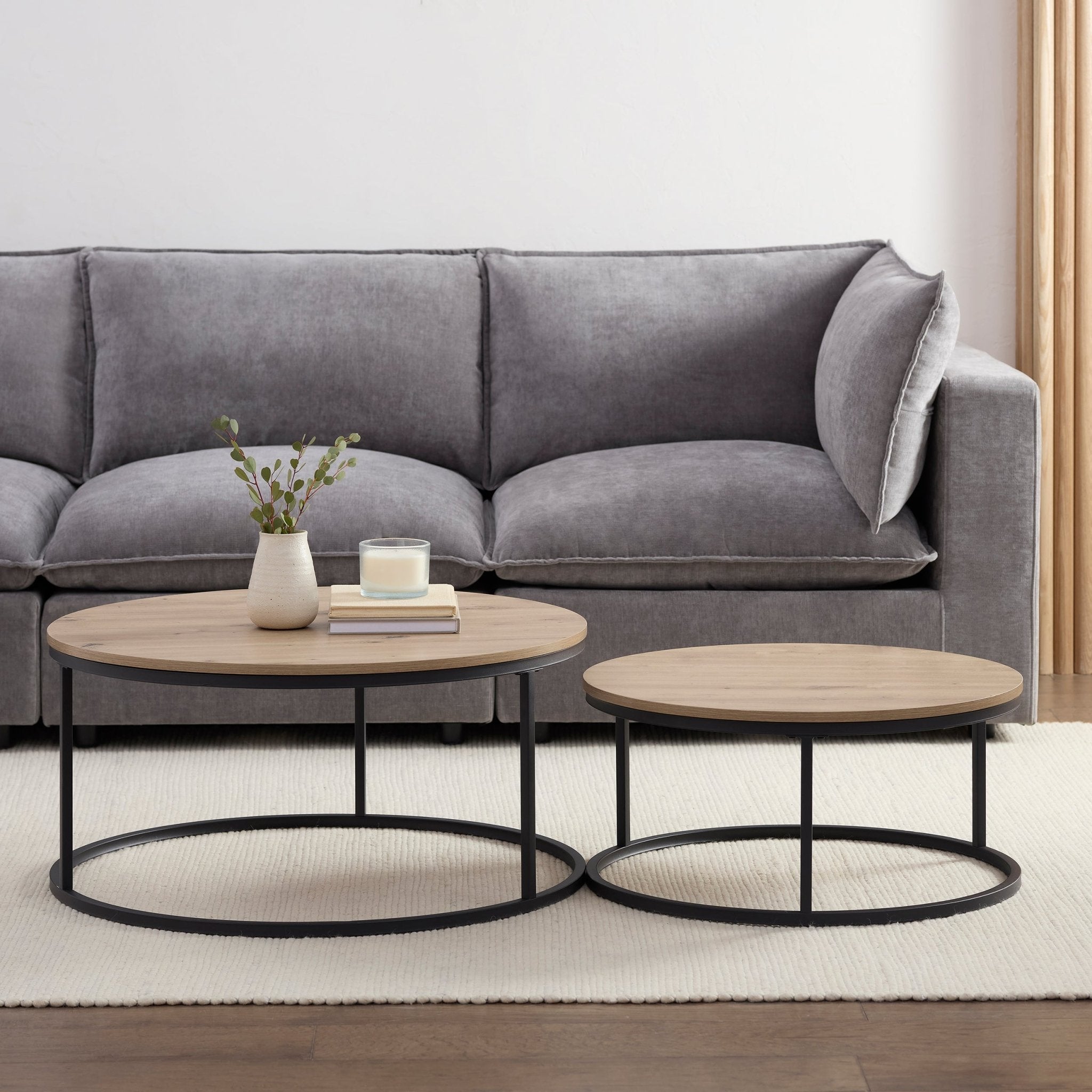 Table basse moderne effet bois naturel avec pieds en métal noir pour salon
